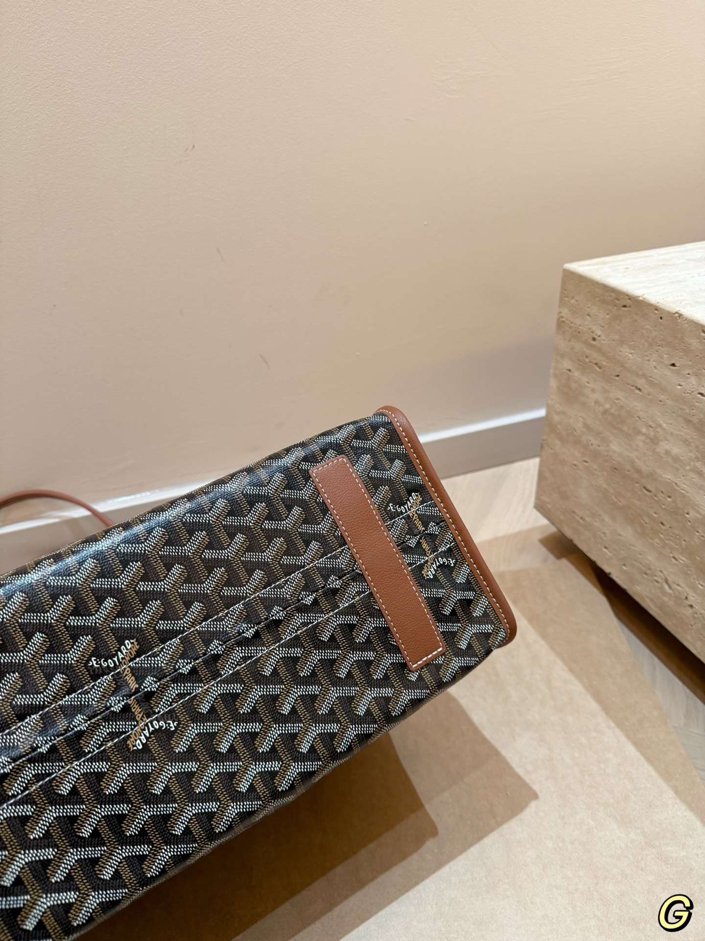 P180 无盒 size：40*30cm goyard 戈雅hardy 出差神包! 非常能装也很耐脏哦！ 如果要挑一支大包装下我的全世界那就是goyard hardy 了 非常的能装， 笔记本电脑上完全没有问题 tote能装下的她都可以~