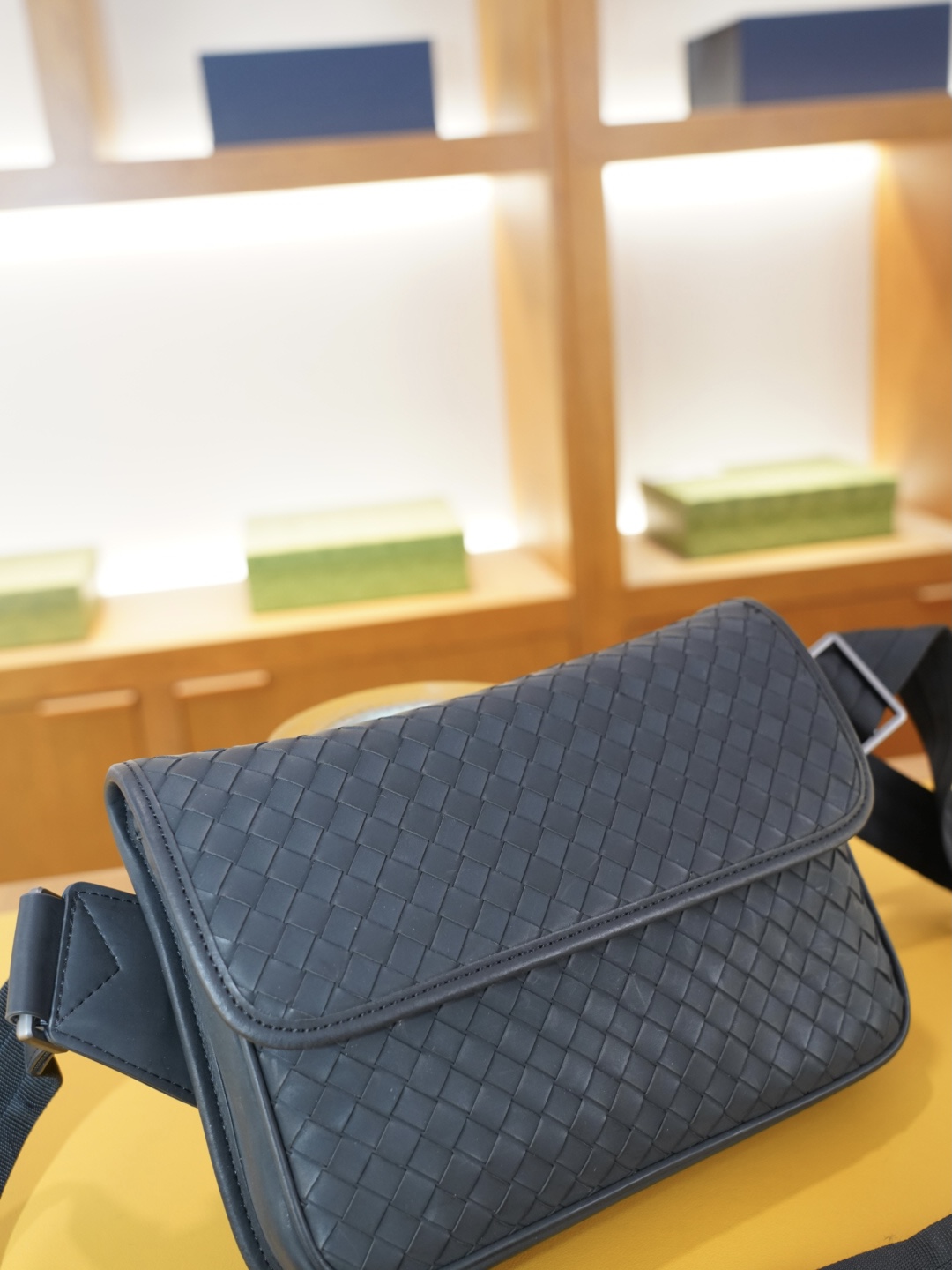 P120 🇮🇹 葆蝶家 官网同步 高版本 斜挎单肩腰包 永恒不过时的标志性产品 纯原单小牛皮 顶级五金制作 非市面普通版本 今年BV最爱的款式 全部实拍 实用性非常高 完全不用担心穿搭【规格：25x17x4】