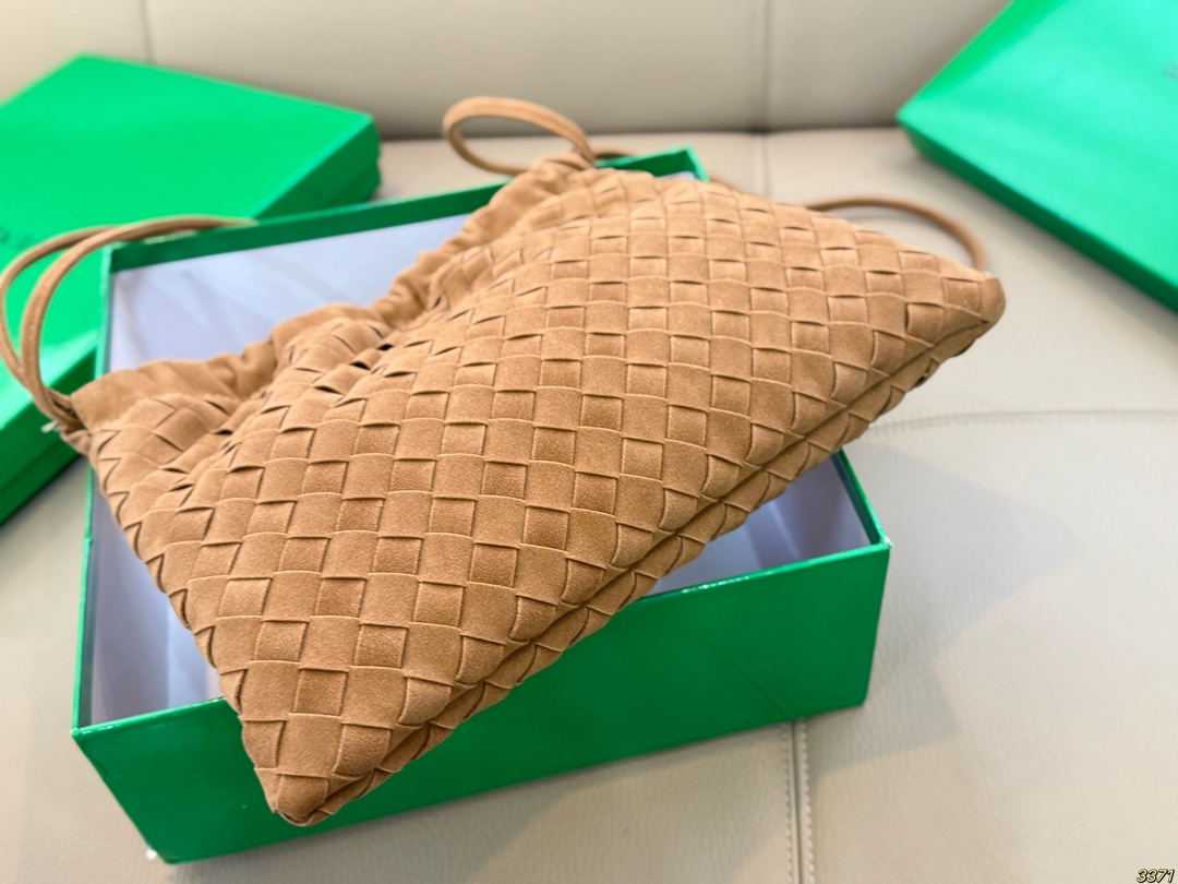 &yen;150配盒 BV Dustbag 编织垃圾袋 这只编织垃圾袋真的是今年新款的最爱了 肩带可以调节，单肩斜挎都可 最重要的是，真的很实用！！ 打工人实名爱了，真的好好背 尺寸30 22