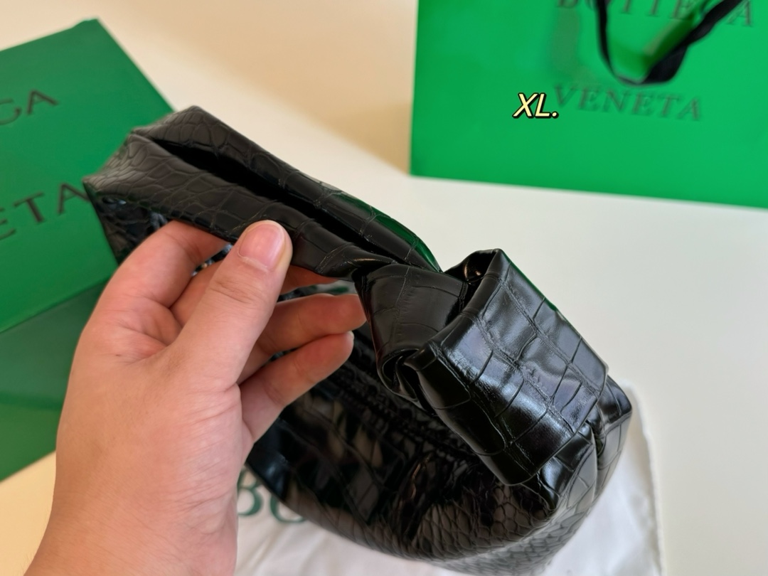 P115（配盒） Bottega Veneta BV新款jodie手提袋💕 size:25&times;16 包身轻，容量超🉑 百搭好看不过时~ 实物上身效果超绝！！！！