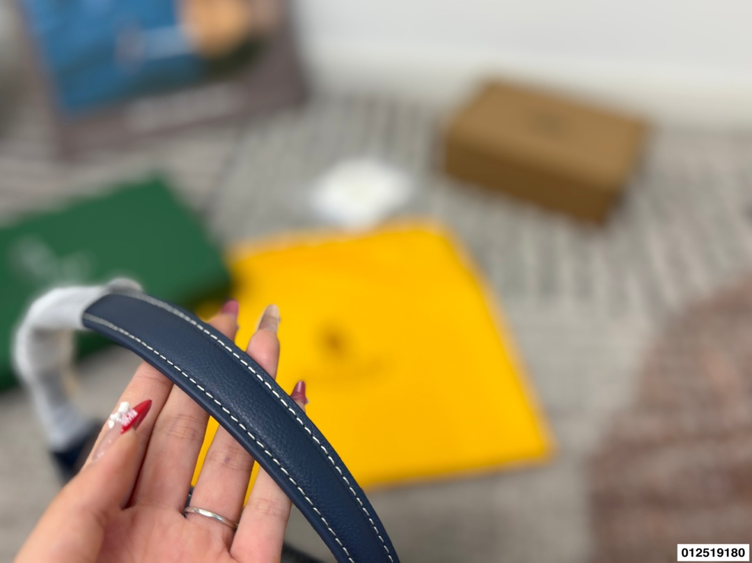 P130配礼盒⚠️尺寸31.30 戈雅腋下托特包 最火爆的狗牙购物袋 打工人的完美通勤包就是它 简直不要太好用!! 容量大 自重超级无敌轻 包型挺拔不容易塌 耐造同时也很低调 简直就是打工人完美的通勤包包 不管是出差还是见客户都超级合适