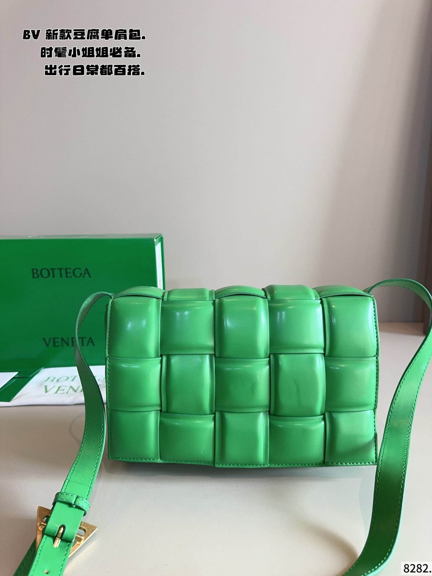 p190配礼盒🎁. 秋冬适配度一百昏！bv cas sette豆腐包斜挎 bv cas sette小羊皮卡带包枕头包斜挎包 天气一冷很喜欢软乎乎胖墩墩存在感很强的包包， 收起小废包，秋冬就是枕头包的主场！ 枕头包的代表包包&mdash;&mdash;bv cas sette尺寸：27*7*17cm