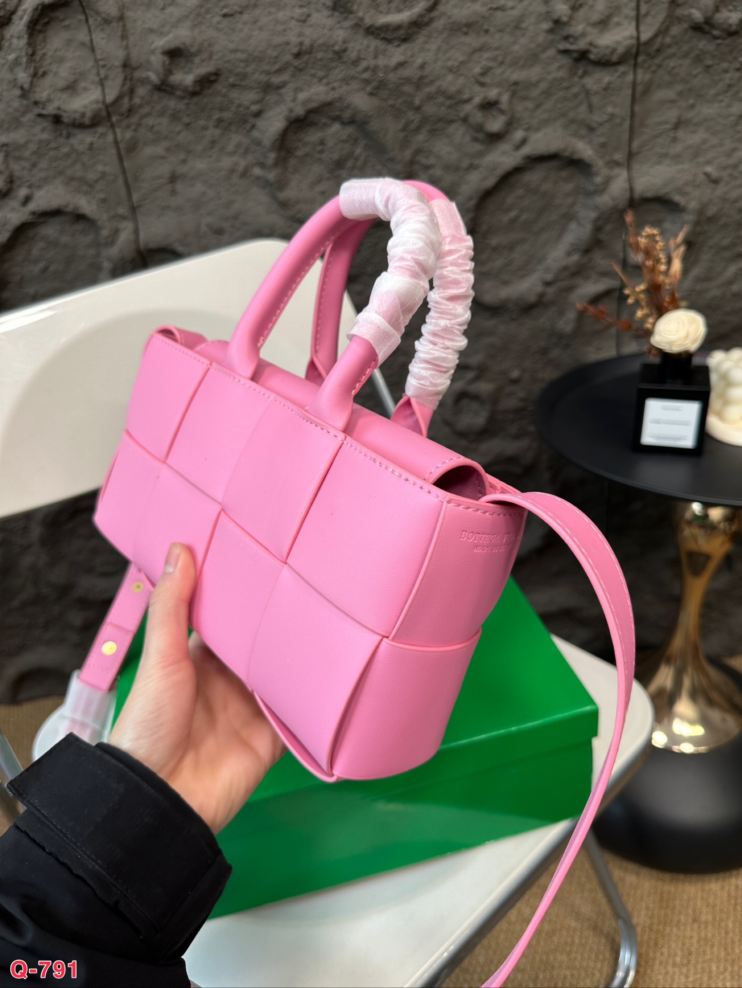 💰140 配礼盒 BV编织购物袋新款托特手袋 Bottega Veneta 春夏新款购物袋。实物非常美，很飒！ 自重非常非常轻！！通勤完全无压力！！ 总之一切刚刚好！ 尺寸25.13cm