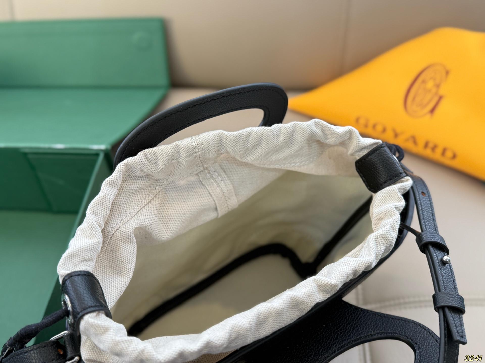 &yen;165折叠盒 Goyard戈雅 mini菜篮子 beluga 新款Mini beluga 圆环小水桶小菜篮子 半个手机的自重 超Q的外貌 不可小觑的容量 完美～ 尺寸19 16