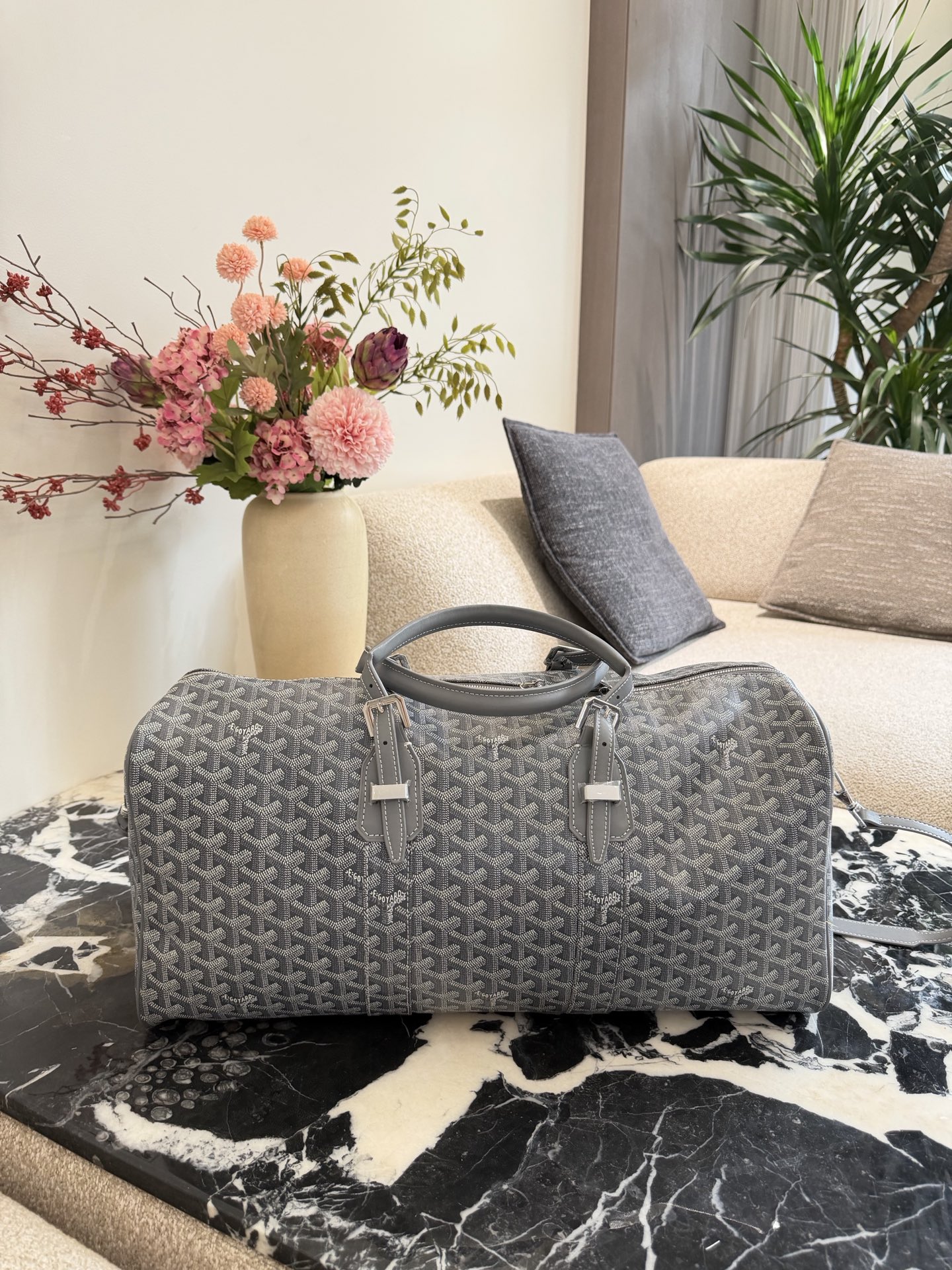 p310 顶级原单 全钢锁头 Goyard Boston 50灰色旅行袋 Goyard Boston 50灰色旅行袋，经典老花帆布+低调简约又奢华十。50cm黄金尺寸，容量适中，短途旅行或健:身都很OK!双手柄设计，支持手提/斜挎，肩带可选帆布或皮革，背起来超方便~内部空间合理，衣物、电 子设备轻松收纳，实用又时髦，出行必备!