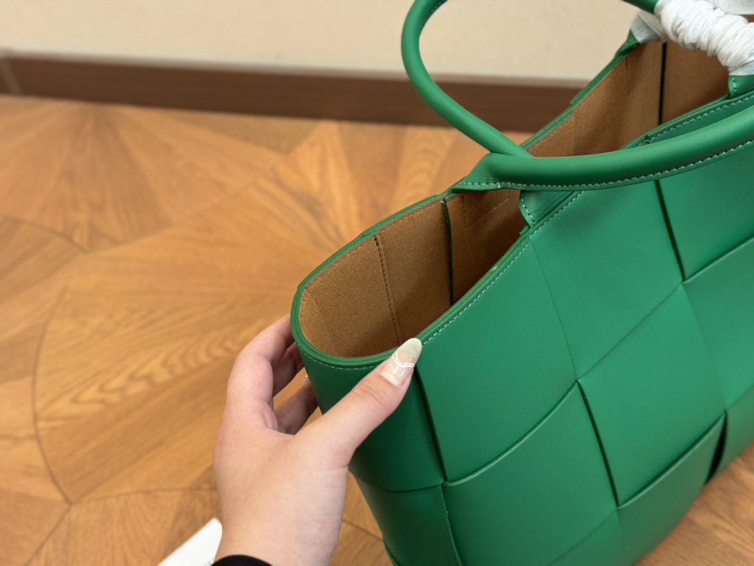 &yen;145 size：37.18cm bv 编织购物袋 它是这一季中性价比➕实用性最棒的一只包包！ 内置拉链小包！ 容量非常OK