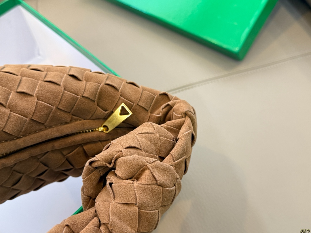 &yen;150配盒 BV编织包手挽包 搭配休闲风的穿搭 舒适又有活力超级耐看 尺寸25 15