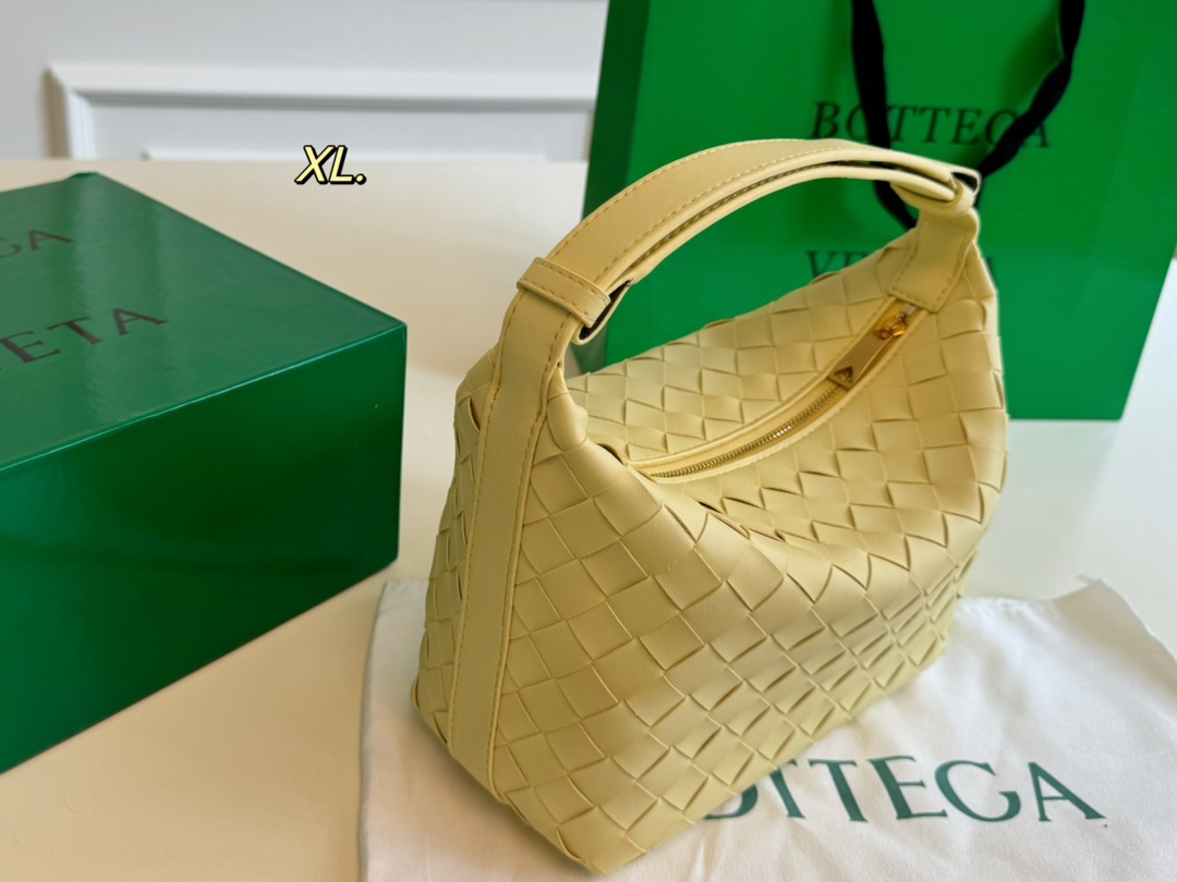 P150（配盒） Bottega Veneta BV新款饭盒包 💕 size:20&times;15 线条简洁，包身柔软 采用编织设计很有辨识度！！！ 百搭好看不过时~
