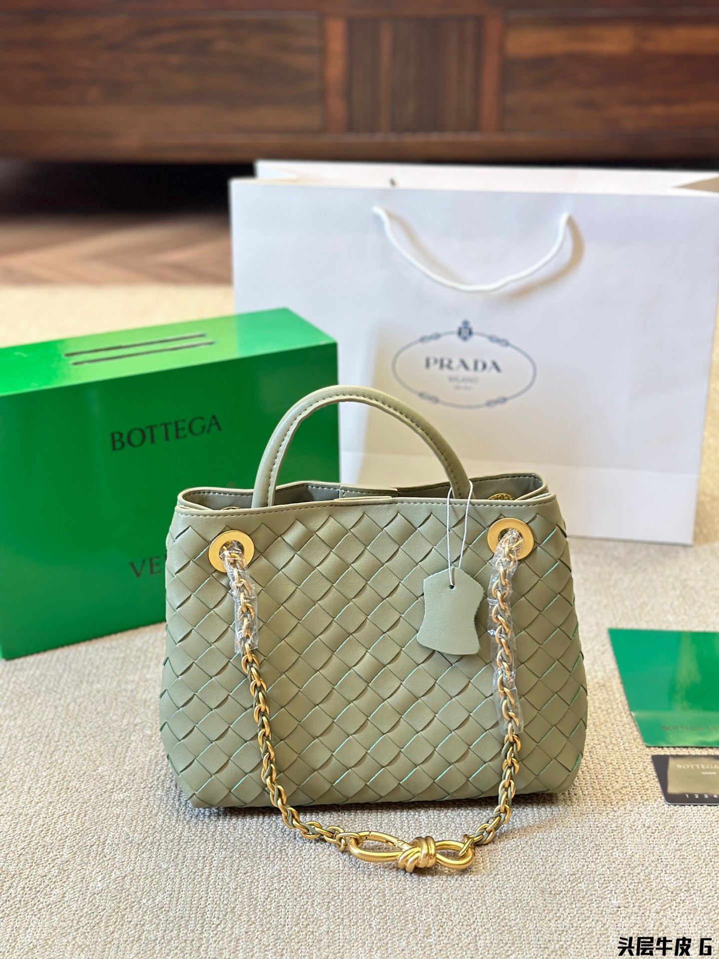 头层牛皮 p250 Bottega veneta Bv高级 Cassette手袋 编织托特包 新款，简洁的线条，柔软的包身，并且相当实用，街头巷尾它的身影无处不在，牛皮🐂 也成为经典款IT bag之一 万众追，这款包一出就风靡全球 流行，如今粉丝群依然很强大，因为它实在太衬托气质了，包再多也要给自己留一个！尺寸：28 22cm