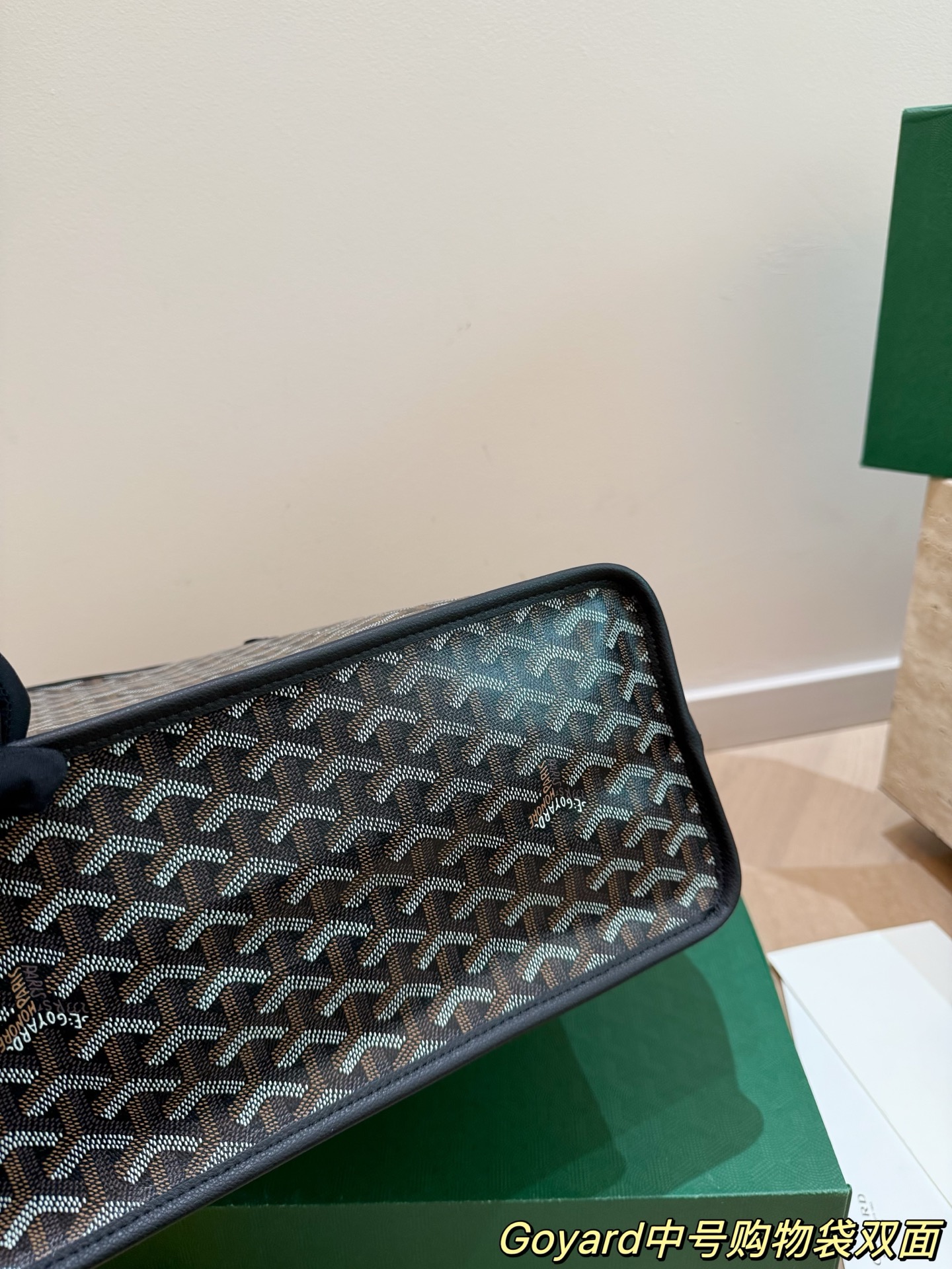 Goyard双面托特包P165 国法国奢侈品牌Goyard的双面托特包,采用经典Y字帆布+黑色皮革饰边,简约又超有辨识度+。双面设计,随心切换风格,附带小卡包超实用!尺寸适中,通勤、短途出行都很OK。限定款彩绘位置和颜色都是随机的,收藏价值满分。帆布材质轻便耐用,但记得别用普通内胆包,可能会刮伤内衬哦! 47×27×16配盒子