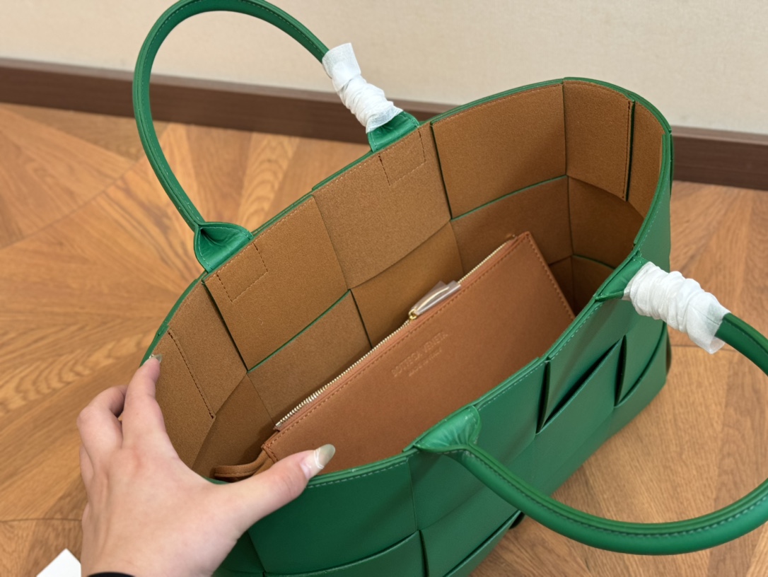 &yen;145 size：37.18cm bv 编织购物袋 它是这一季中性价比➕实用性最棒的一只包包！ 内置拉链小包！ 容量非常OK