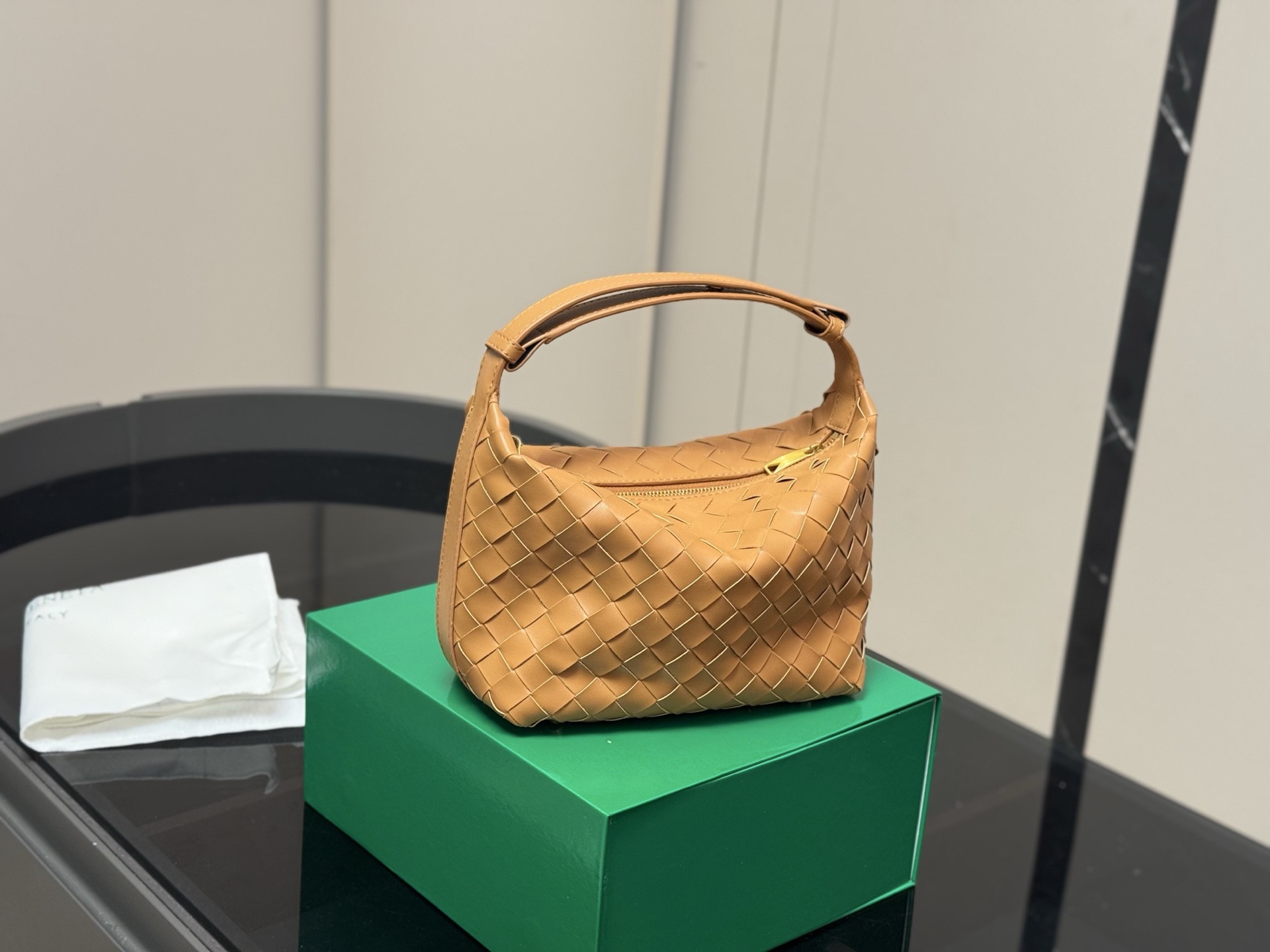 &yen;155 配盒 size：20*14cm bv 的便当包 也太可爱了趴.... 将BV爆款便当包再度升级， 这款设计真的是又A又温柔， 轻盈超舒服 牛皮品质