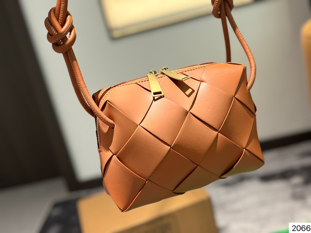 P135 配盒子 Bv 新款 编织 方包 也太可爱了趴....将BV爆款 全新再度升级，这款设计真的是又A又温柔，轻盈超舒服尺寸：14 14