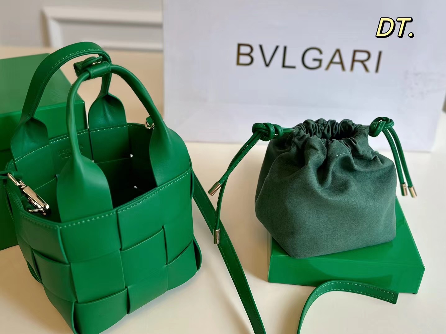 P140（配盒） Bottega Veneta BV新款手提包 💕 size:13&times;13 线条简洁，包身柔软 采用编织设计很有辨识度！！！ 配有肩带，🉑手提可单肩，百搭好看不过时~