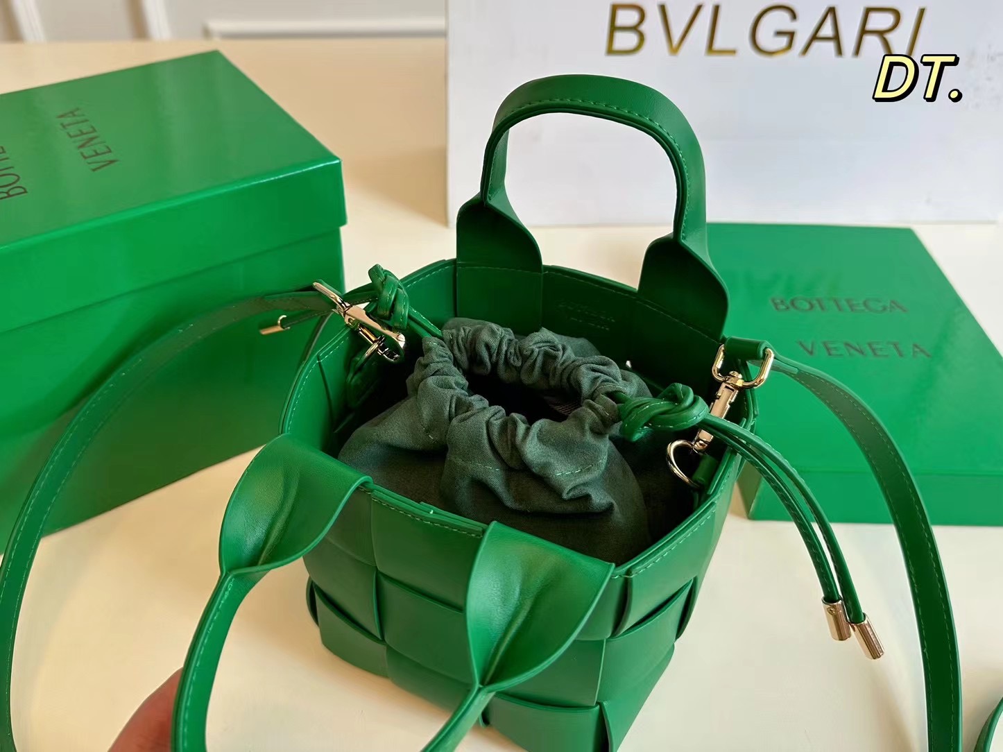 P140（配盒） Bottega Veneta BV新款手提包 💕 size:13&times;13 线条简洁，包身柔软 采用编织设计很有辨识度！！！ 配有肩带，🉑手提可单肩，百搭好看不过时~