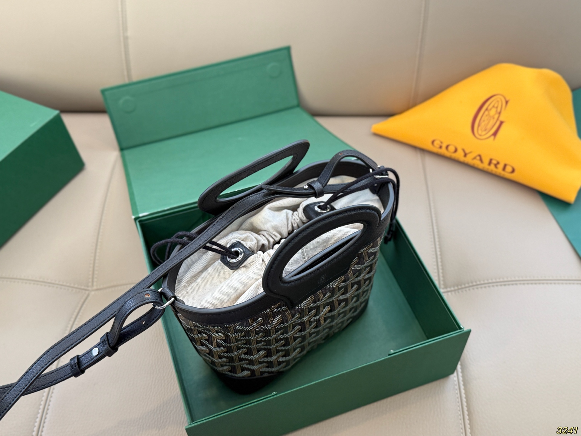 &yen;165折叠盒 Goyard戈雅 mini菜篮子 beluga 新款Mini beluga 圆环小水桶小菜篮子 半个手机的自重 超Q的外貌 不可小觑的容量 完美～ 尺寸19 16