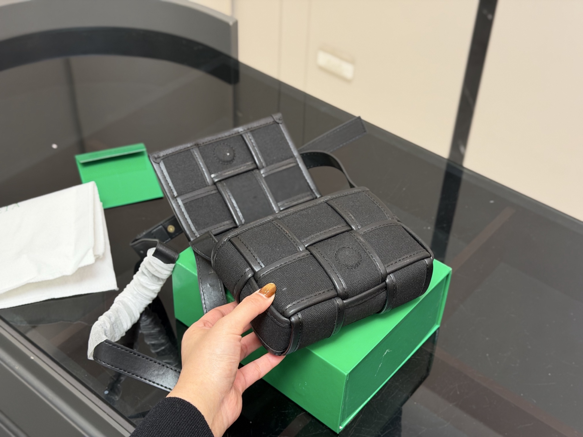 &yen;120 配盒 size：16.12cm Bv 新品手袋 CASSETTE手袋 真滴很高级！ 被吹爆的小可爱！