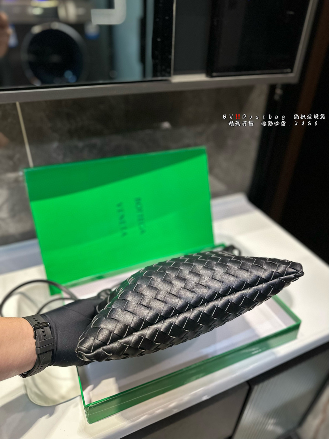 ❤️P140（礼盒包装）❤️ BV Dustbag 编织垃圾袋 这只编织垃圾袋真的是今年新款的最爱了 肩带可以调节，单肩斜挎都可 最重要的是，真的很实用！！ 打工人实名爱了，真的好好背⚠️尺寸30.22