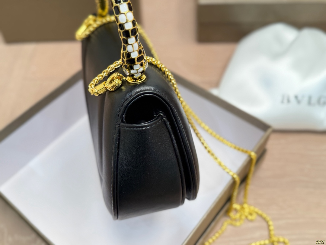 &yen;140配盒 宝格丽BVLGARI｜七夕，把爱&ldquo;握&rdquo;在手心🐍❤️ 今年七夕，宝格丽用一只包写满浪漫情书！Serpenti Cuore 1968手提包，堪称&ldquo;包界丘比特&rdquo;&mdash;&mdash; ✨ 半颗心形包身 + 半颗珐琅灵蛇手柄 =一整颗怦然心动的爱心！ 灵感源自1968年传奇珠宝腕表，复刻中古美学，却把甜蜜玩出新高度。 尺寸19 14