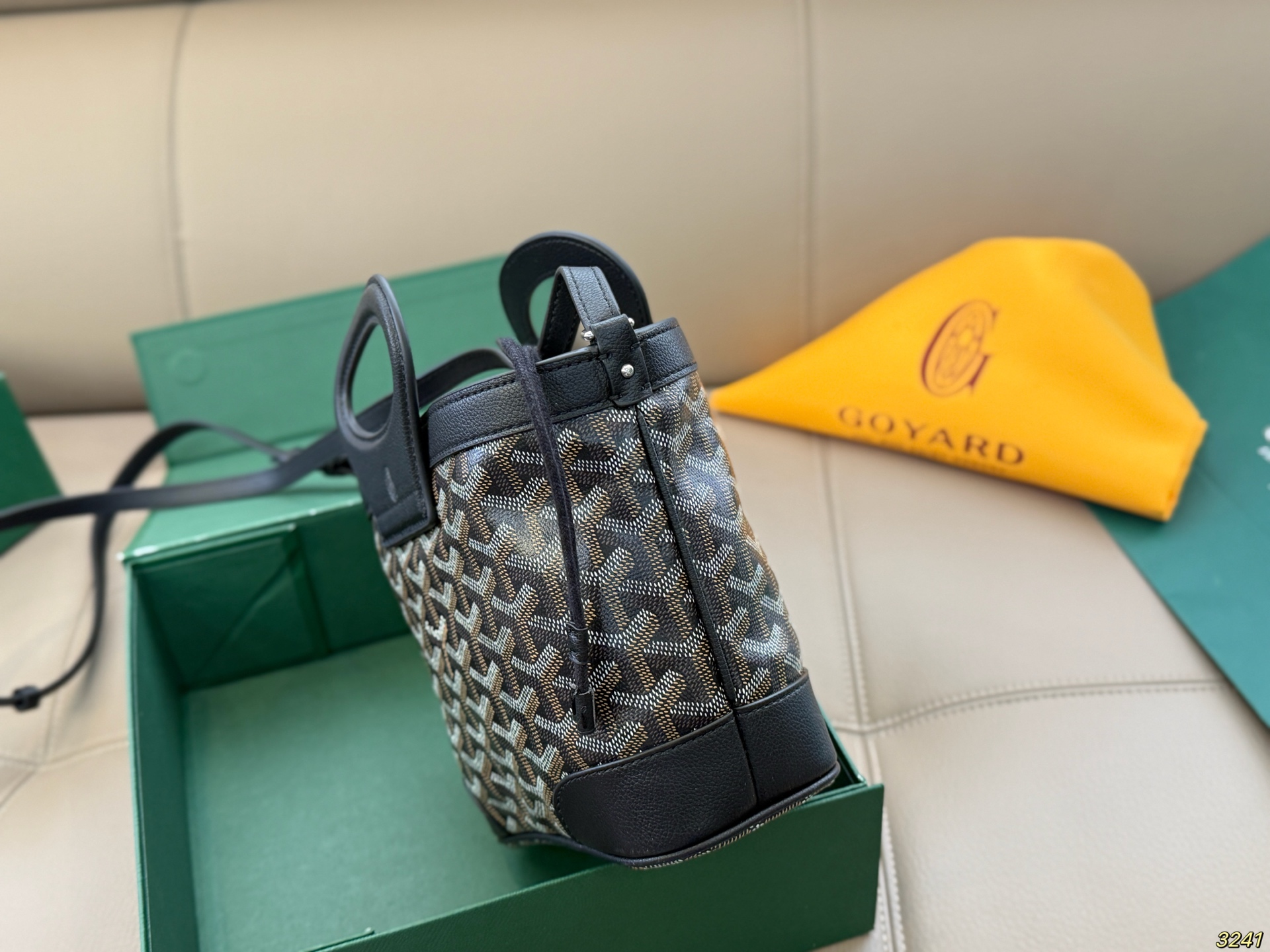 &yen;165折叠盒 Goyard戈雅 mini菜篮子 beluga 新款Mini beluga 圆环小水桶小菜篮子 半个手机的自重 超Q的外貌 不可小觑的容量 完美～ 尺寸19 16