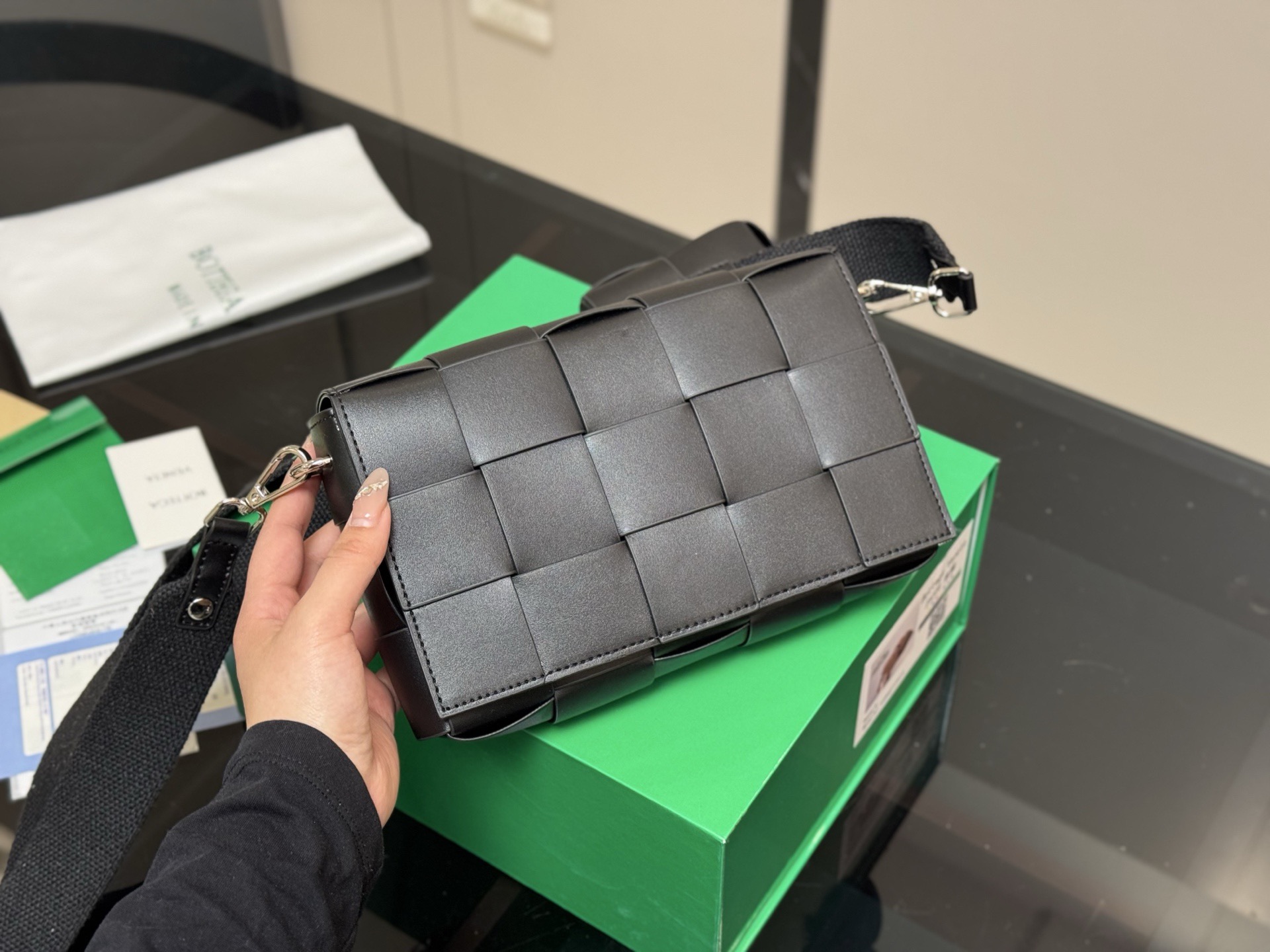 &yen;145 配盒 size：22*14cm Bottega Veneta cassette Bv I豆腐包！ 海绵宝宝！ 细腻〰️光滑〰️ 最重要是整个包的蓬度， 每个方块必须做到圆润又饱满才算合格！