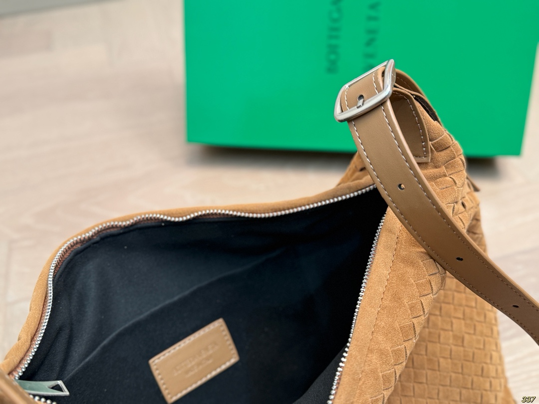 &yen;175配盒 BV 新款系列编织腋下包 精致手工编织设计 兼具美貌与性价比 时髦与休闲的完美碰撞！ 百搭大气，低调又奢华的一款单品！ 尺寸33 24