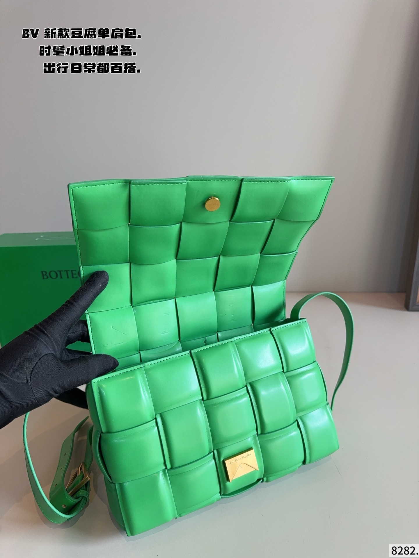 p190配礼盒🎁. 秋冬适配度一百昏！bv cas sette豆腐包斜挎 bv cas sette小羊皮卡带包枕头包斜挎包 天气一冷很喜欢软乎乎胖墩墩存在感很强的包包， 收起小废包，秋冬就是枕头包的主场！ 枕头包的代表包包&mdash;&mdash;bv cas sette尺寸：27*7*17cm