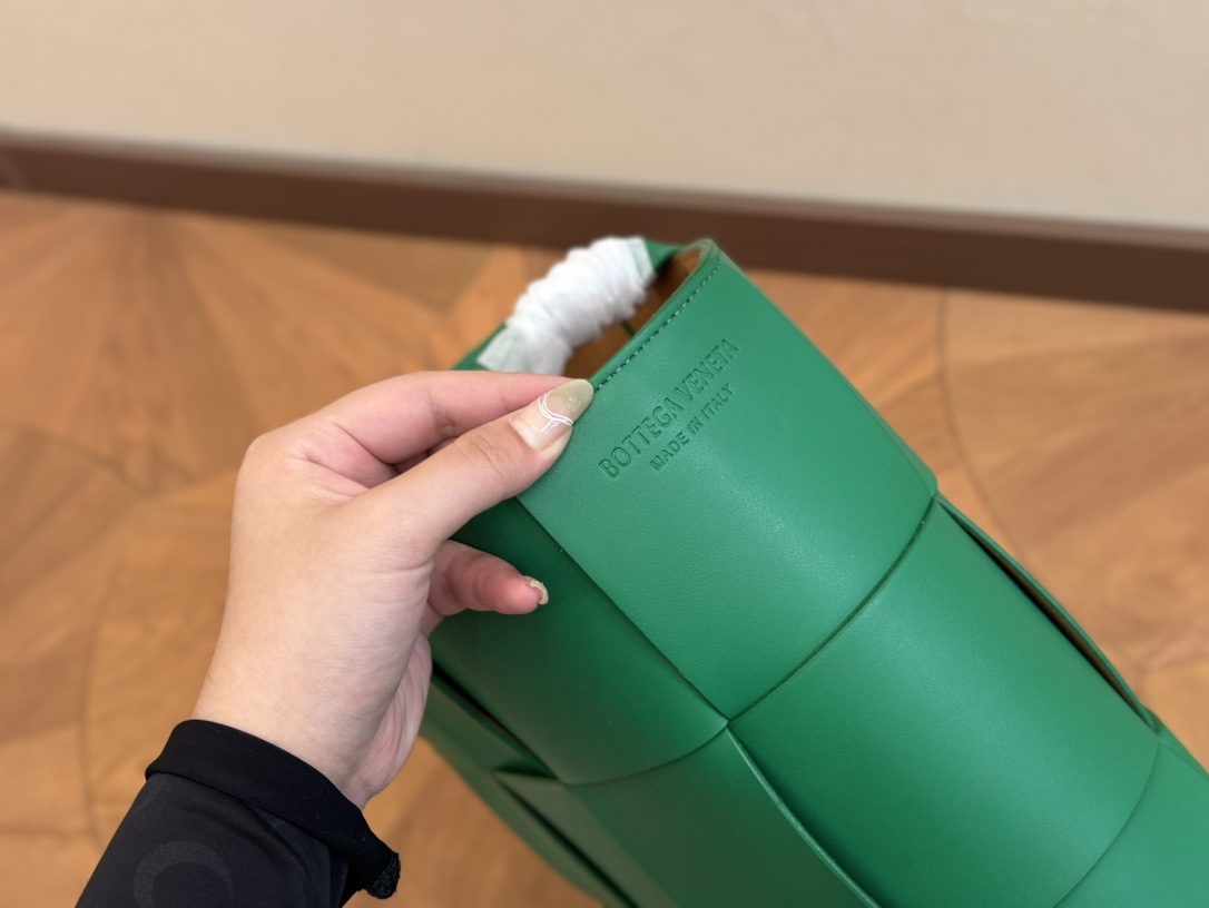 &yen;145 size：37.18cm bv 编织购物袋 它是这一季中性价比➕实用性最棒的一只包包！ 内置拉链小包！ 容量非常OK