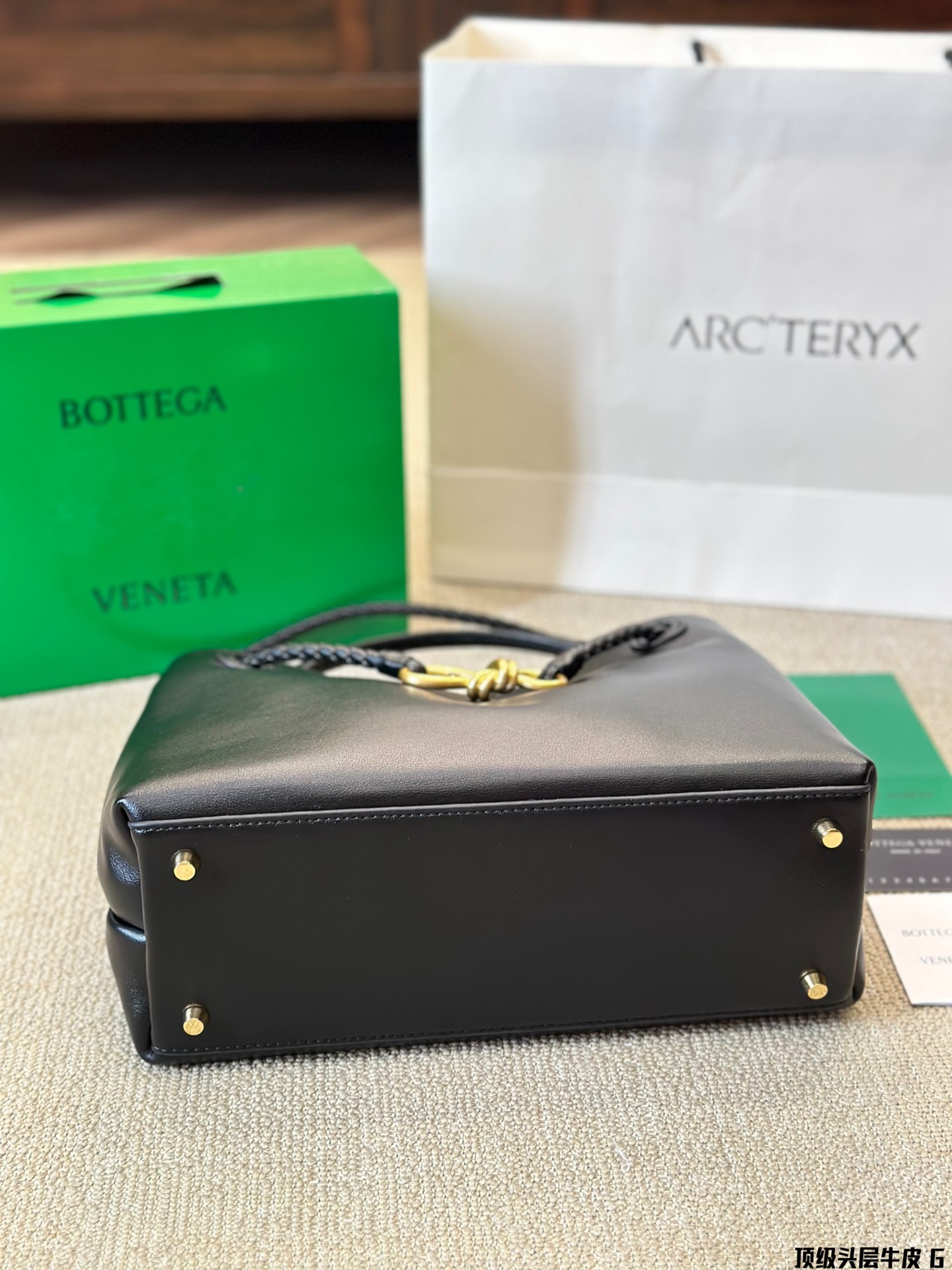 顶级原单 头层皮 p250 BV Chadstone & Andiamo 终于出素面牛皮了 一直以编制艺术出名的BV居然大胆地开始尝试素面 Andiamo了四皮质是经过精心挑选的荷兰小牛皮，触感不夸张的说，真的和婴儿的肌肤一样细腻。不同以往的Andiamo， Bv这次将编制艺术藏在了包包里面，打开包包的时候，才能看到母中号 Andiamo 包有多实用不需要多说了吧，送礼自用都是很好的选择哦 尺寸30 25cm