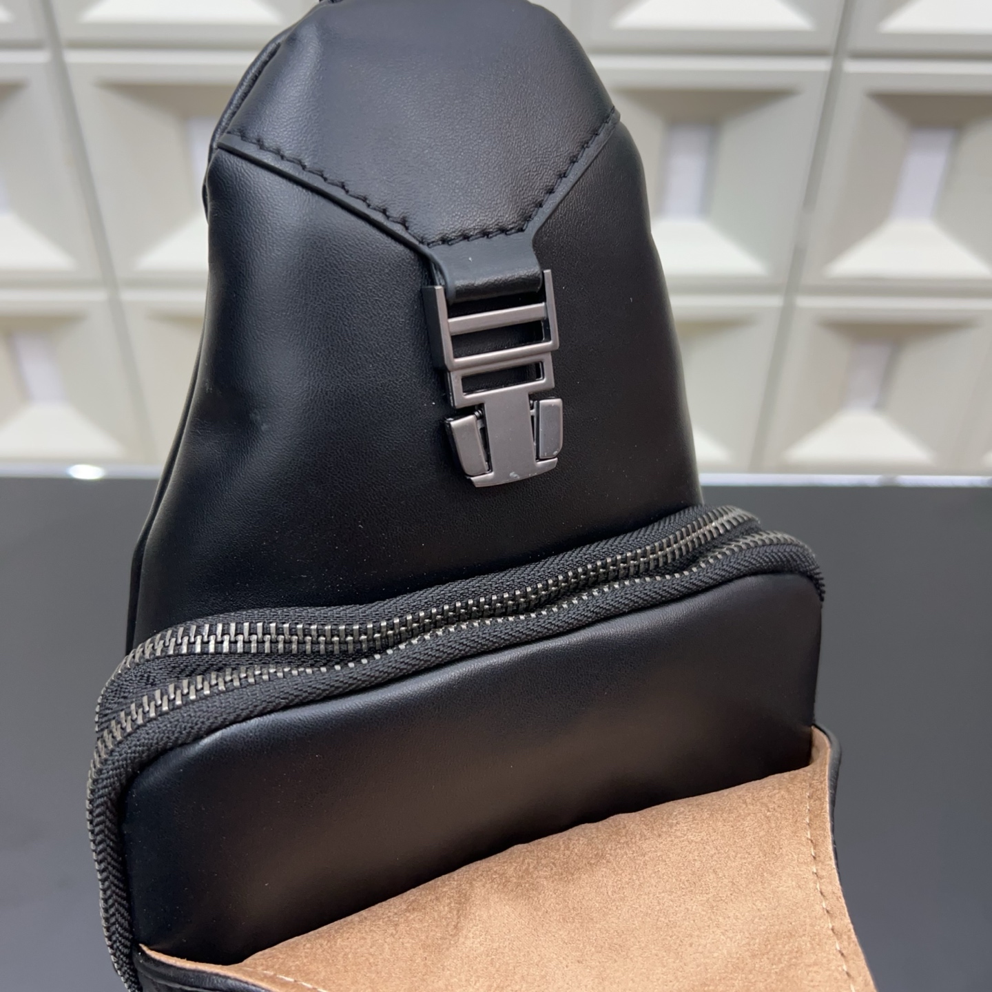 P125 Bottega Veneta 葆蝶家 BV手工编织男士胸包 单肩包 斜挎包 经典百搭 实物拍摄 原厂原版面料 配送防尘袋 礼盒 30 x 16 cm。