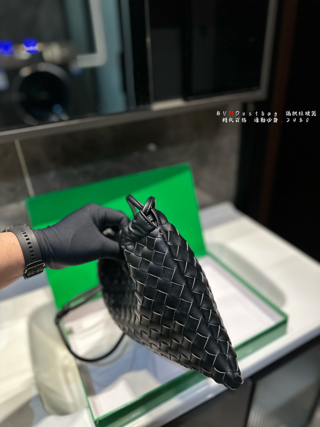 ❤️P140（礼盒包装）❤️ BV Dustbag 编织垃圾袋 这只编织垃圾袋真的是今年新款的最爱了 肩带可以调节，单肩斜挎都可 最重要的是，真的很实用！！ 打工人实名爱了，真的好好背⚠️尺寸30.22