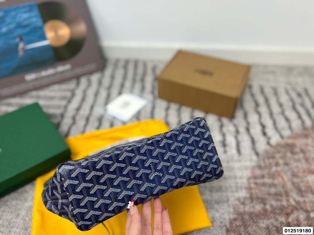 P130配礼盒⚠️尺寸31.30 戈雅腋下托特包 最火爆的狗牙购物袋 打工人的完美通勤包就是它 简直不要太好用!! 容量大 自重超级无敌轻 包型挺拔不容易塌 耐造同时也很低调 简直就是打工人完美的通勤包包 不管是出差还是见客户都超级合适