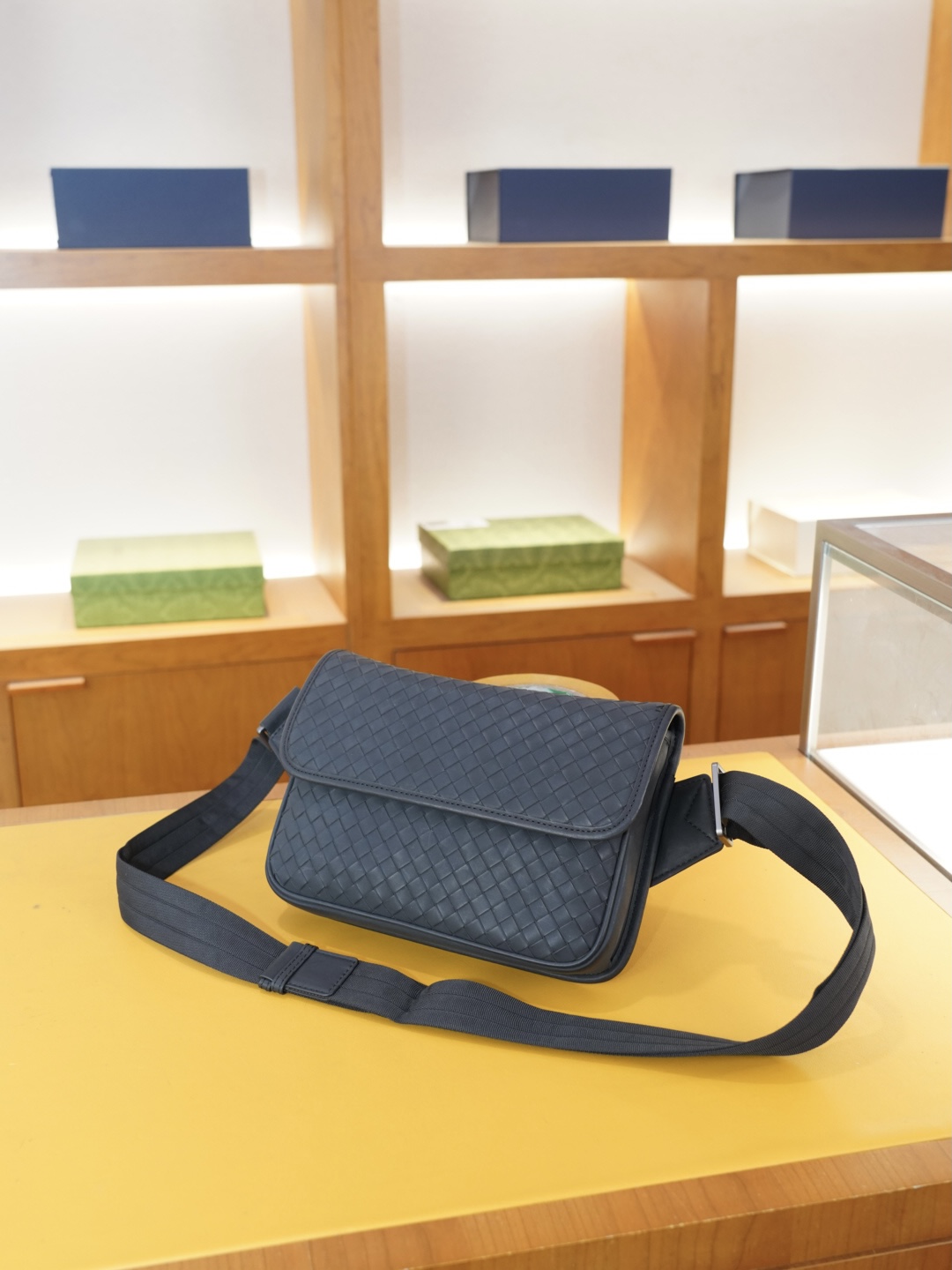 P120 🇮🇹 葆蝶家 官网同步 高版本 斜挎单肩腰包 永恒不过时的标志性产品 纯原单小牛皮 顶级五金制作 非市面普通版本 今年BV最爱的款式 全部实拍 实用性非常高 完全不用担心穿搭【规格：25x17x4】