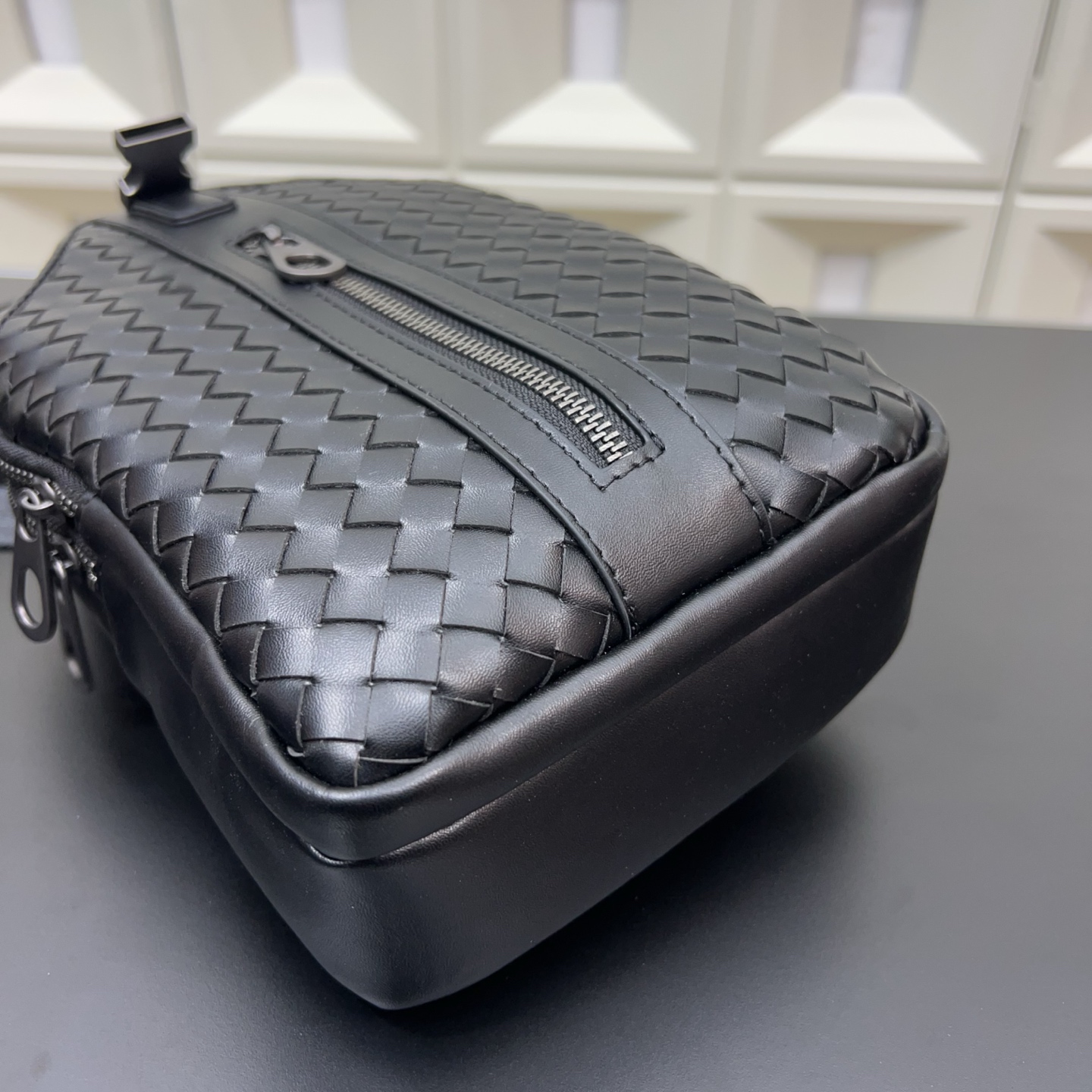 P125 Bottega Veneta 葆蝶家 BV手工编织男士胸包 单肩包 斜挎包 经典百搭 实物拍摄 原厂原版面料 配送防尘袋 礼盒 30 x 16 cm。