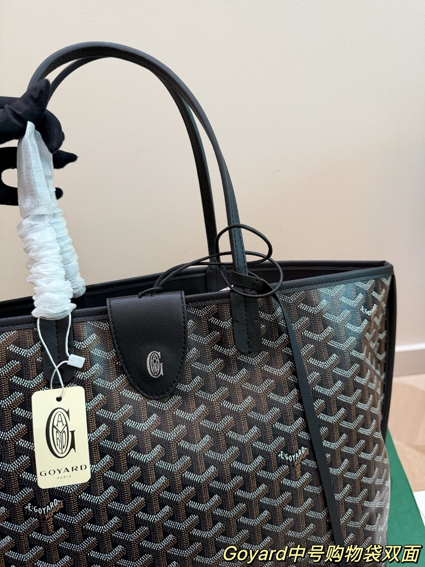 Goyard双面托特包P165 国法国奢侈品牌Goyard的双面托特包,采用经典Y字帆布+黑色皮革饰边,简约又超有辨识度+。双面设计,随心切换风格,附带小卡包超实用!尺寸适中,通勤、短途出行都很OK。限定款彩绘位置和颜色都是随机的,收藏价值满分。帆布材质轻便耐用,但记得别用普通内胆包,可能会刮伤内衬哦! 47×27×16配盒子