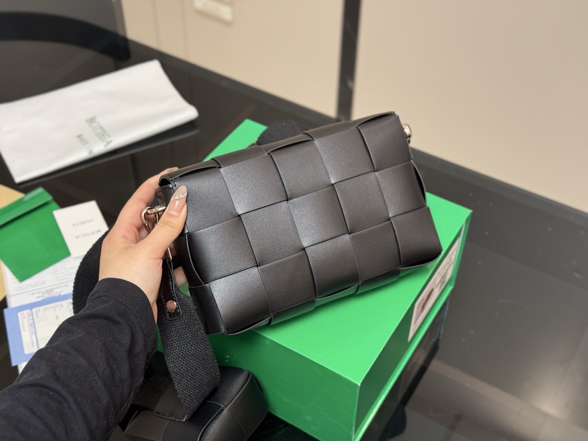 &yen;145 配盒 size：22*14cm Bottega Veneta cassette Bv I豆腐包！ 海绵宝宝！ 细腻〰️光滑〰️ 最重要是整个包的蓬度， 每个方块必须做到圆润又饱满才算合格！