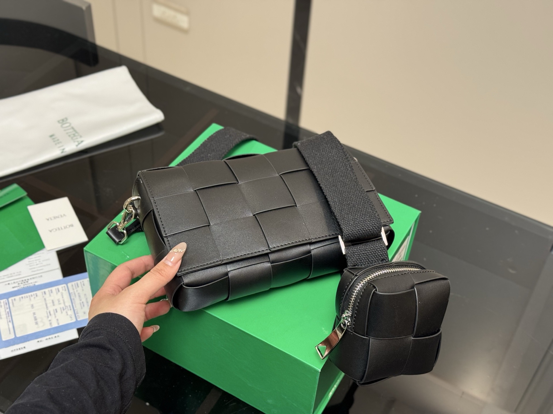 &yen;145 配盒 size：22*14cm Bottega Veneta cassette Bv I豆腐包！ 海绵宝宝！ 细腻〰️光滑〰️ 最重要是整个包的蓬度， 每个方块必须做到圆润又饱满才算合格！