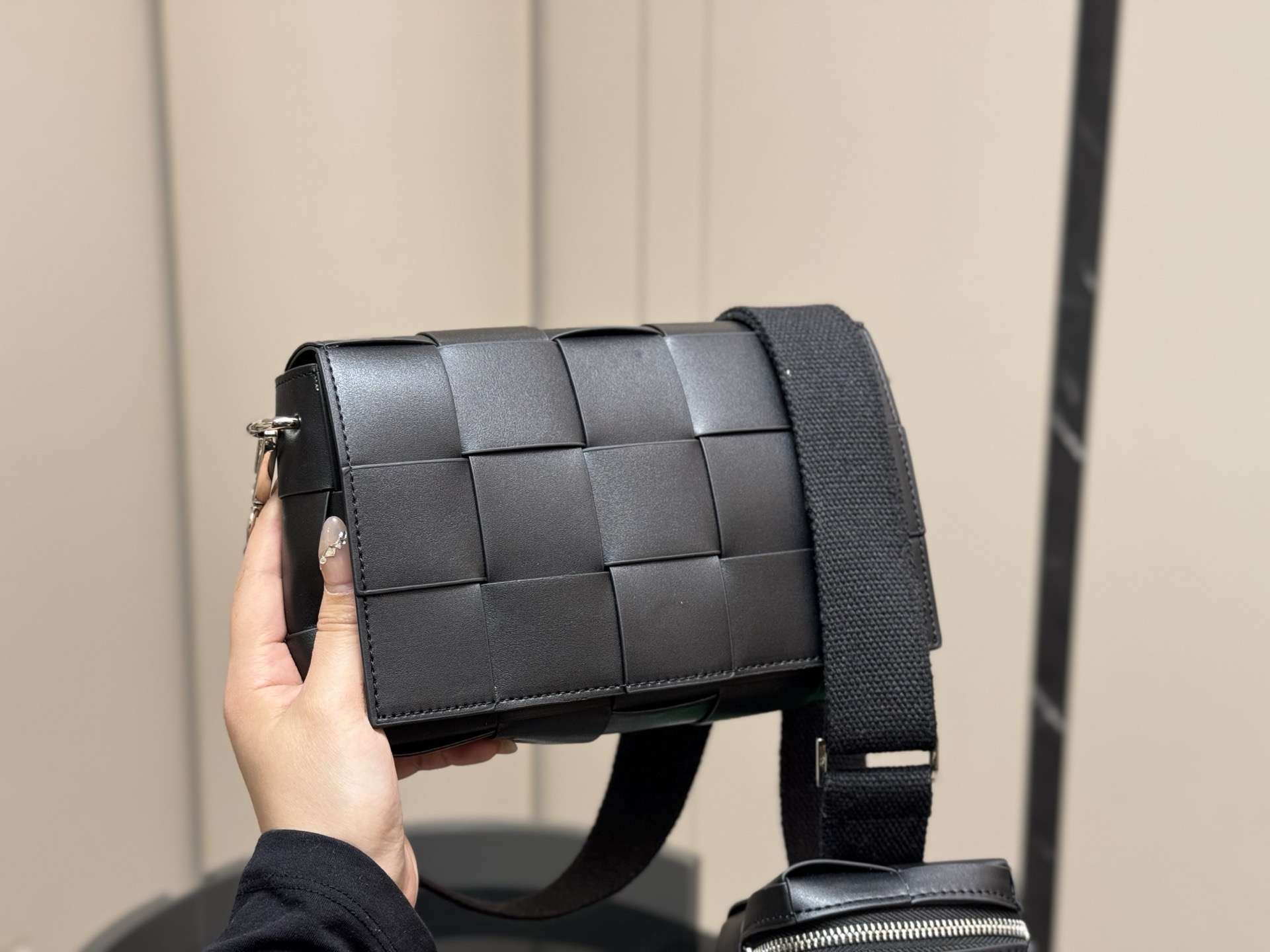 &yen;145 配盒 size：22*14cm Bottega Veneta cassette Bv I豆腐包！ 海绵宝宝！ 细腻〰️光滑〰️ 最重要是整个包的蓬度， 每个方块必须做到圆润又饱满才算合格！