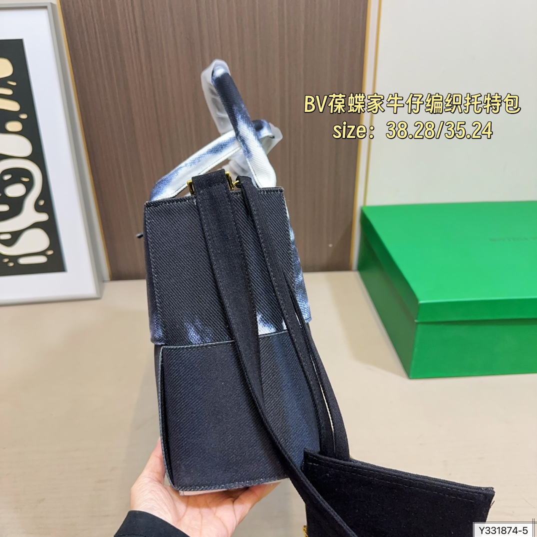 大号💰190 小号💰185 配盒 尺寸38&times;28/35&times;24 BV 葆蝶家 明星同款牛仔编织托特包 每只包都拥有独特的魅力 衬托出整体的高级质感。众多明星上身，多种背法多种造型。