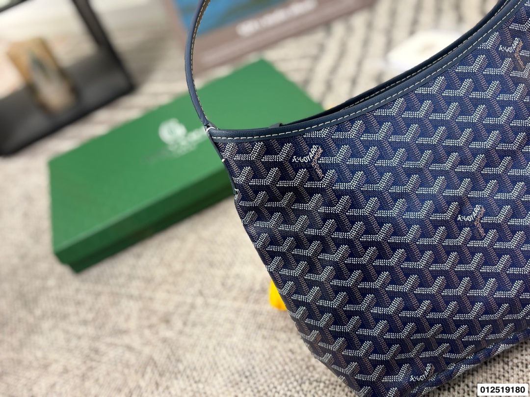 P130配礼盒⚠️尺寸31.30 戈雅腋下托特包 最火爆的狗牙购物袋 打工人的完美通勤包就是它 简直不要太好用!! 容量大 自重超级无敌轻 包型挺拔不容易塌 耐造同时也很低调 简直就是打工人完美的通勤包包 不管是出差还是见客户都超级合适