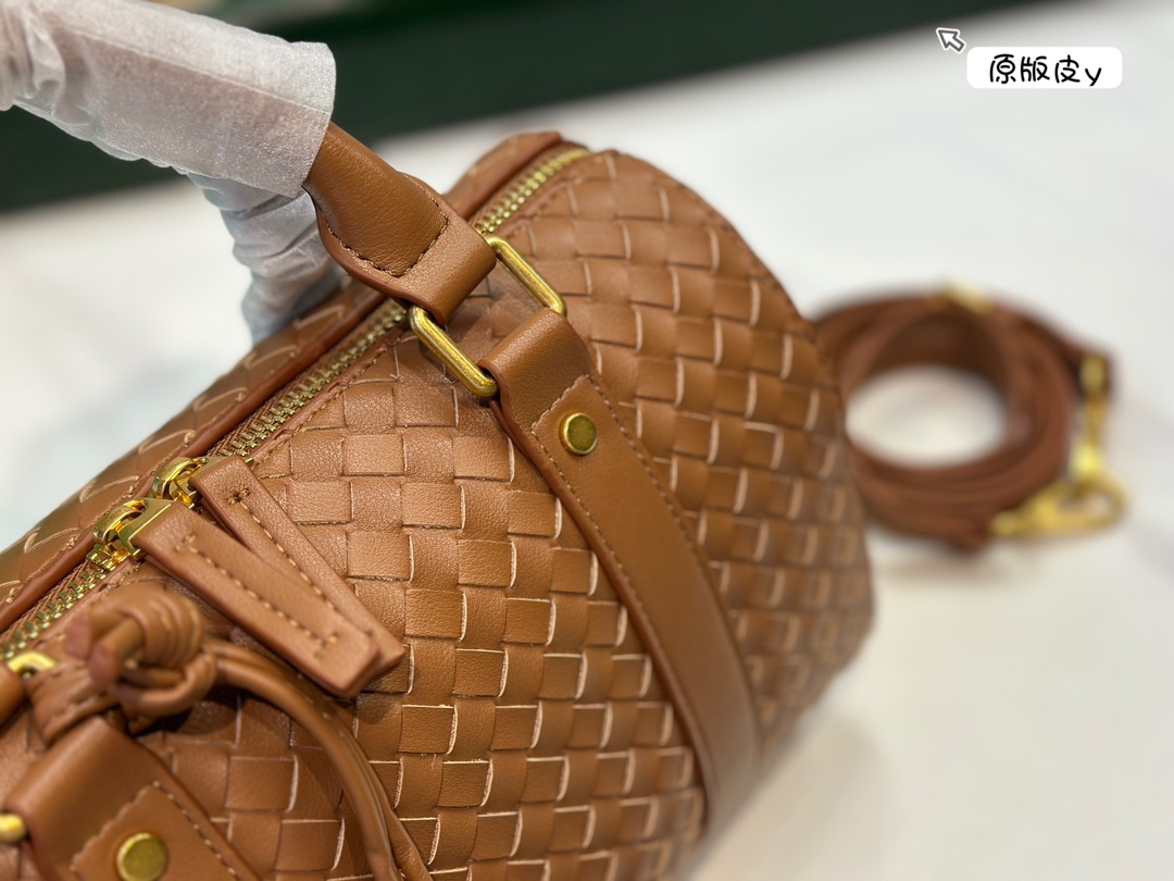 &yen;220牛皮 Bv编织✅真的是当家花旦诶！ 怎么随便上身都这么好看啊？正式休闲都不在话下友友们快点给我下手！我不允许美女没有拥有这款包尺寸25cm