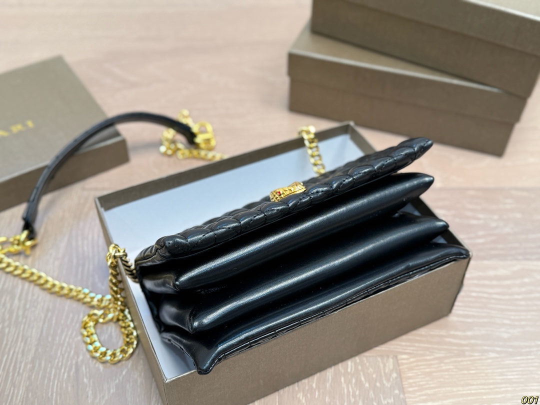 &yen;135配盒 宝格丽 Bvlgari蛇头包 ⚠️顶级原单 不愧是开挂般的存在 包身轻便 百搭 给予满满的高级感 尺寸21 13