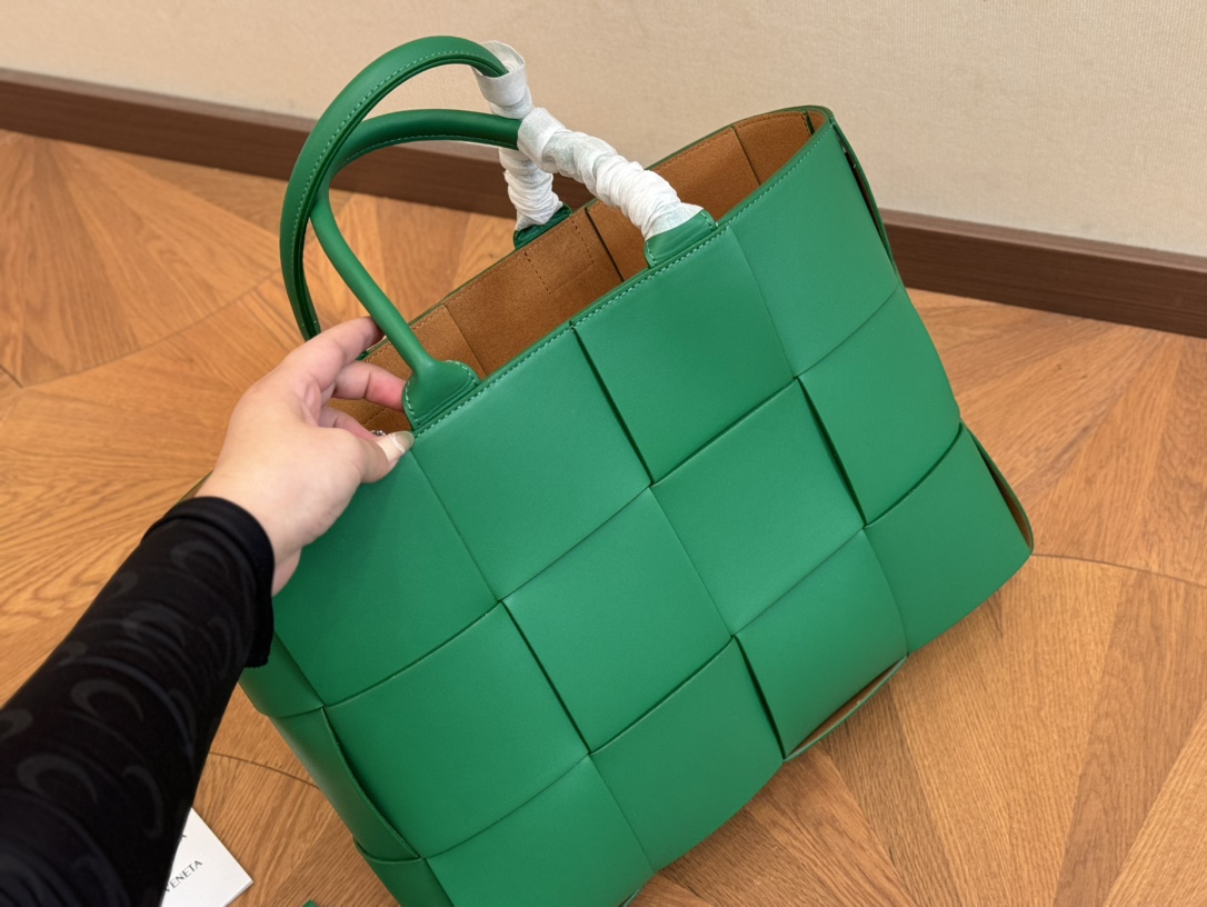 &yen;145 size：37.18cm bv 编织购物袋 它是这一季中性价比➕实用性最棒的一只包包！ 内置拉链小包！ 容量非常OK