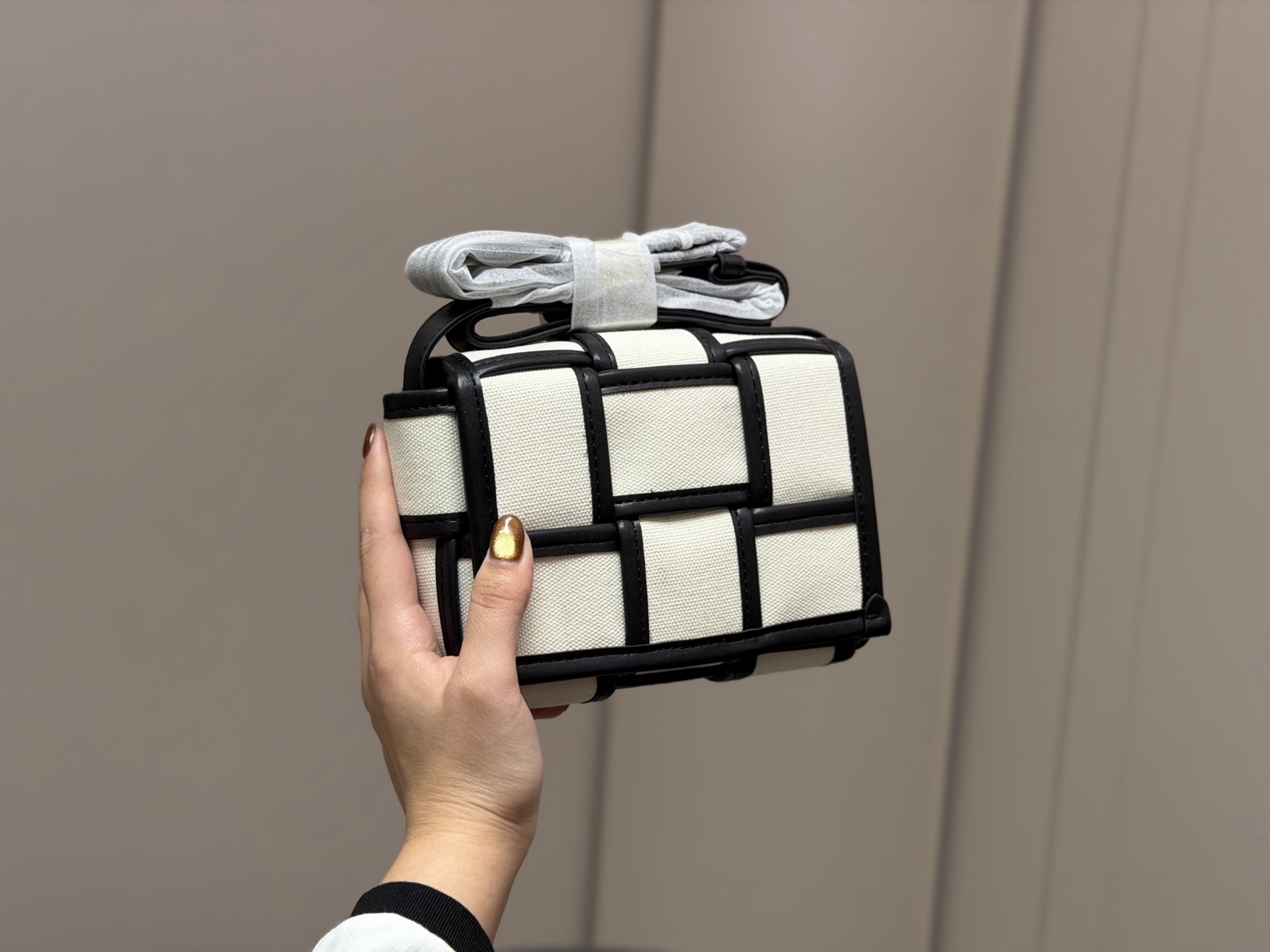 &yen;120 配盒 size：16.12cm Bv 新品手袋 CASSETTE手袋 真滴很高级！ 被吹爆的小可爱！