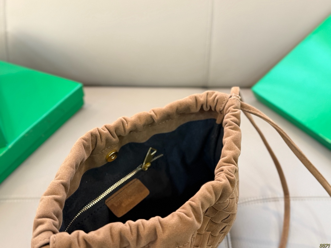 &yen;150配盒 BV Dustbag 编织垃圾袋 这只编织垃圾袋真的是今年新款的最爱了 肩带可以调节，单肩斜挎都可 最重要的是，真的很实用！！ 打工人实名爱了，真的好好背 尺寸30 22