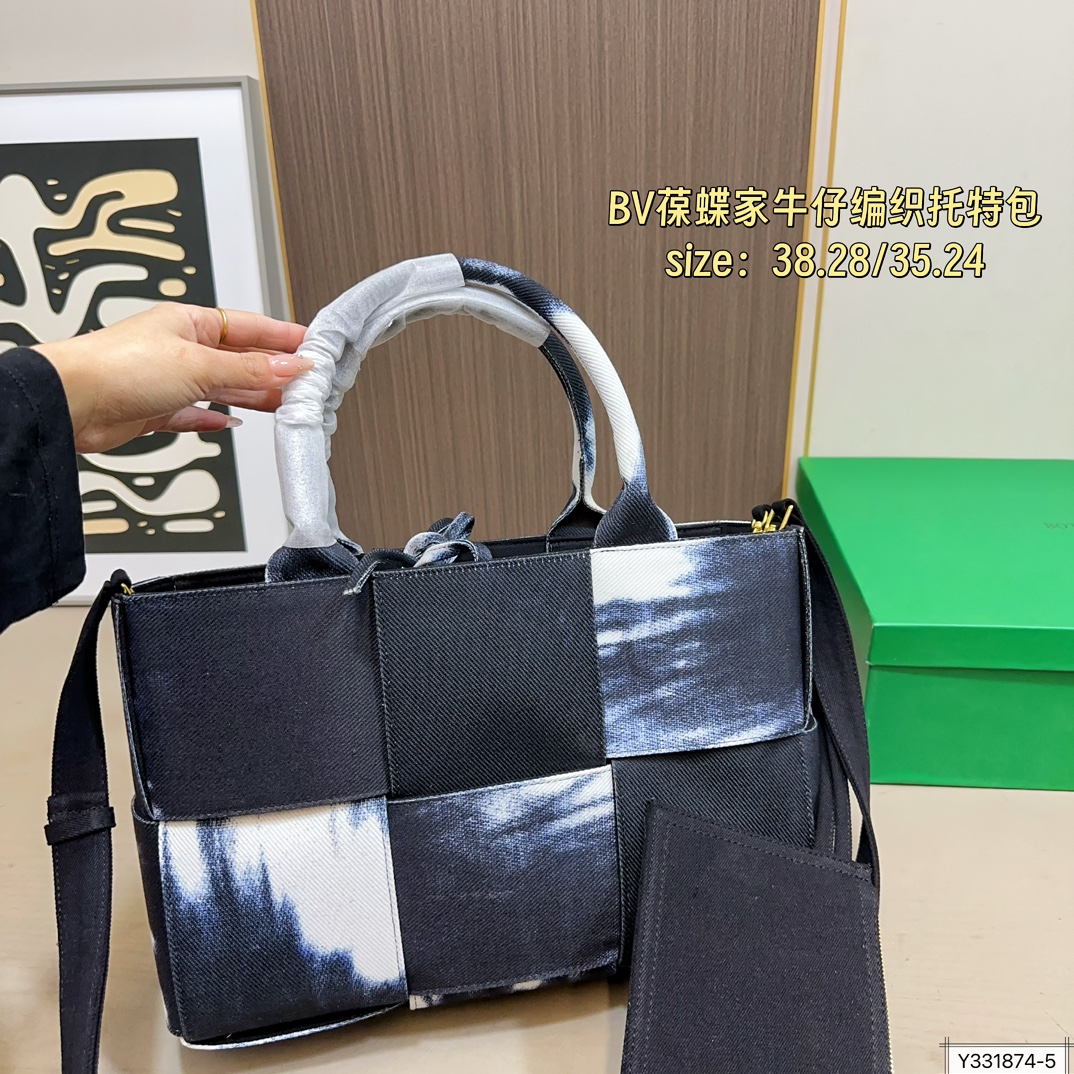 大号💰190 小号💰185 配盒 尺寸38&times;28/35&times;24 BV 葆蝶家 明星同款牛仔编织托特包 每只包都拥有独特的魅力 衬托出整体的高级质感。众多明星上身，多种背法多种造型。