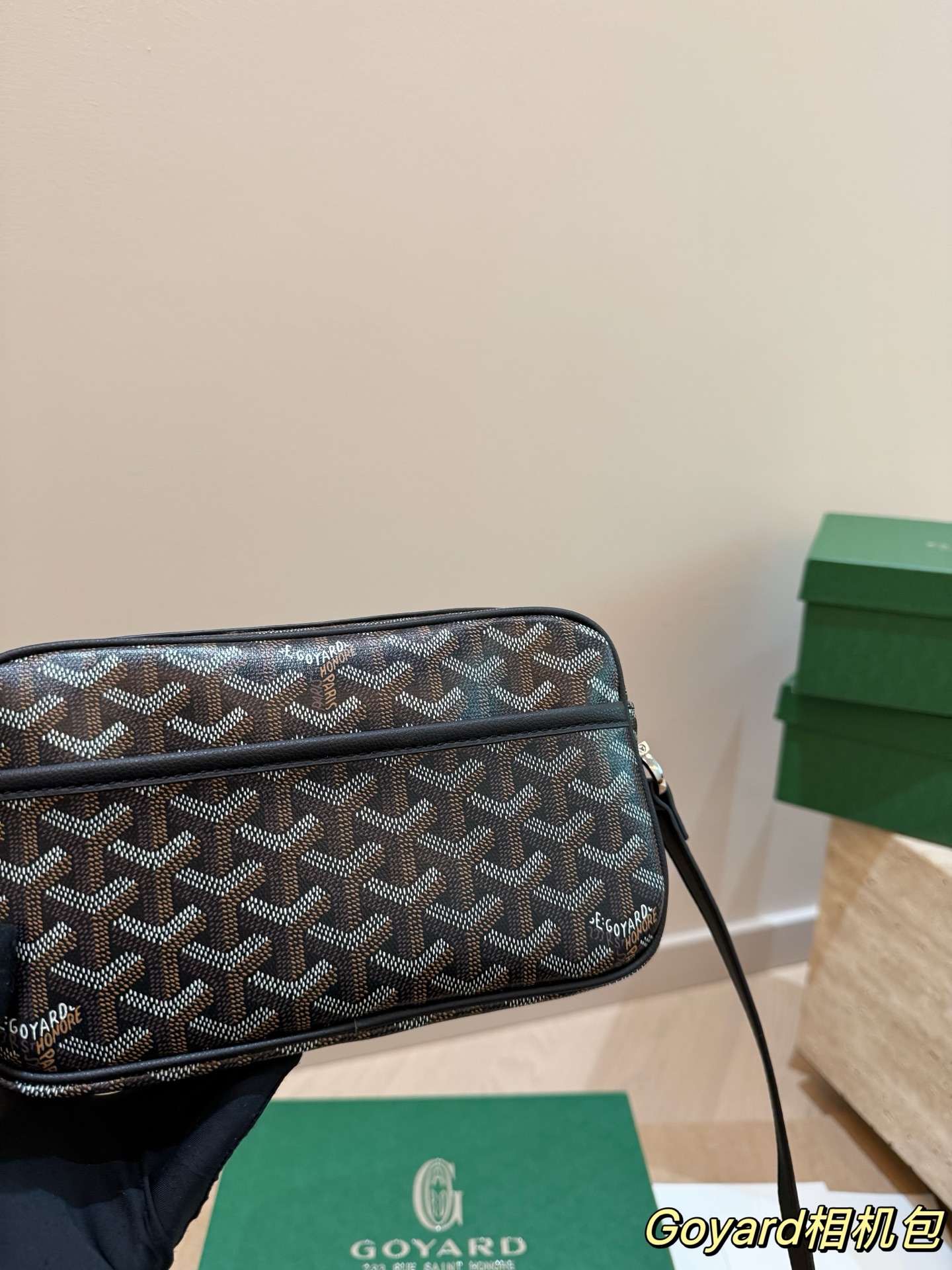 P150 size：24*14cm 戈雅 GOYARD 相机包 男生女生🉑️用！ 上身效果绝绝子~ 日常非常好搭配哦~ 男生女生都可以入手！
