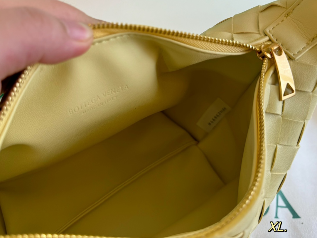 P150（配盒） Bottega Veneta BV新款饭盒包 💕 size:20&times;15 线条简洁，包身柔软 采用编织设计很有辨识度！！！ 百搭好看不过时~