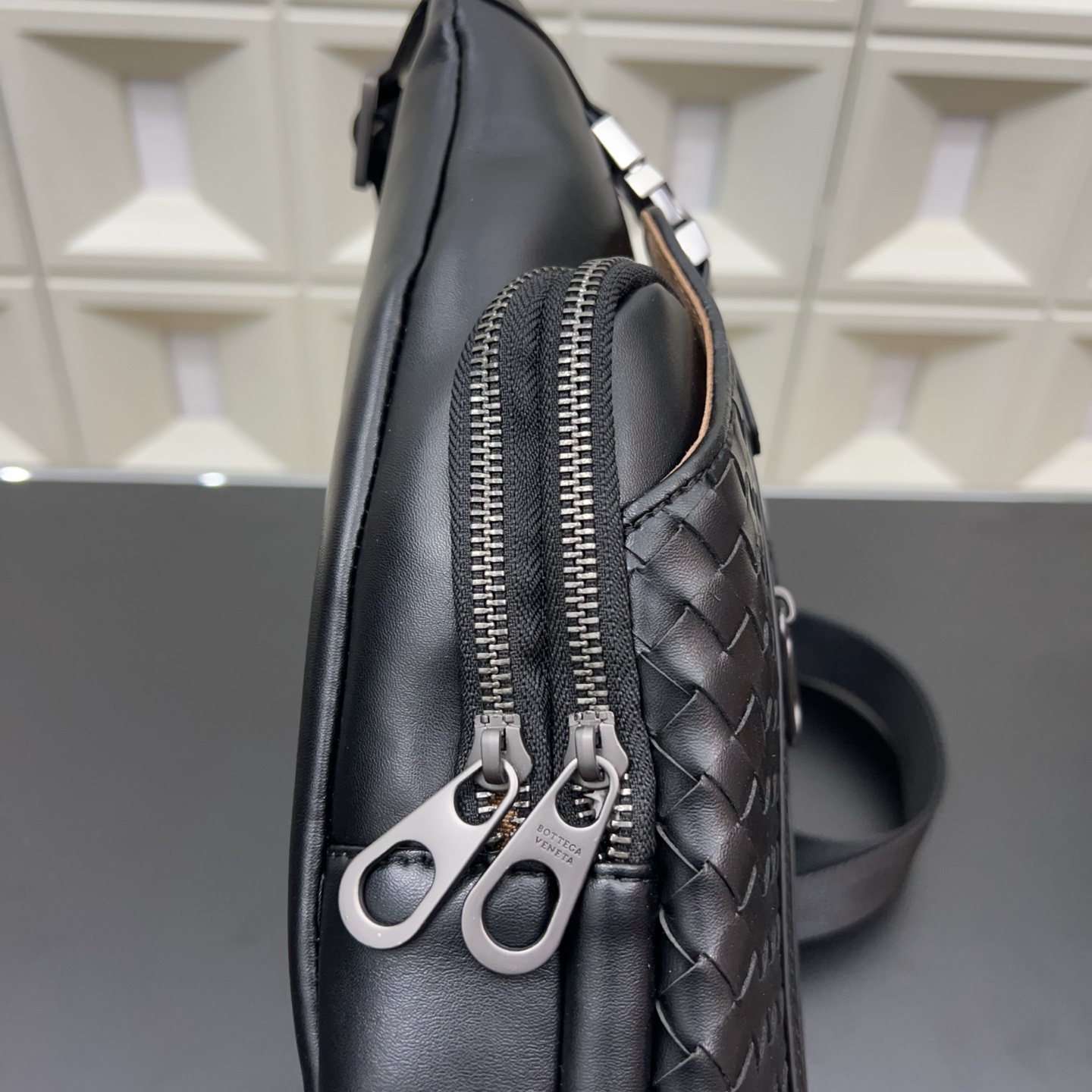 P125 Bottega Veneta 葆蝶家 BV手工编织男士胸包 单肩包 斜挎包 经典百搭 实物拍摄 原厂原版面料 配送防尘袋 礼盒 30 x 16 cm。