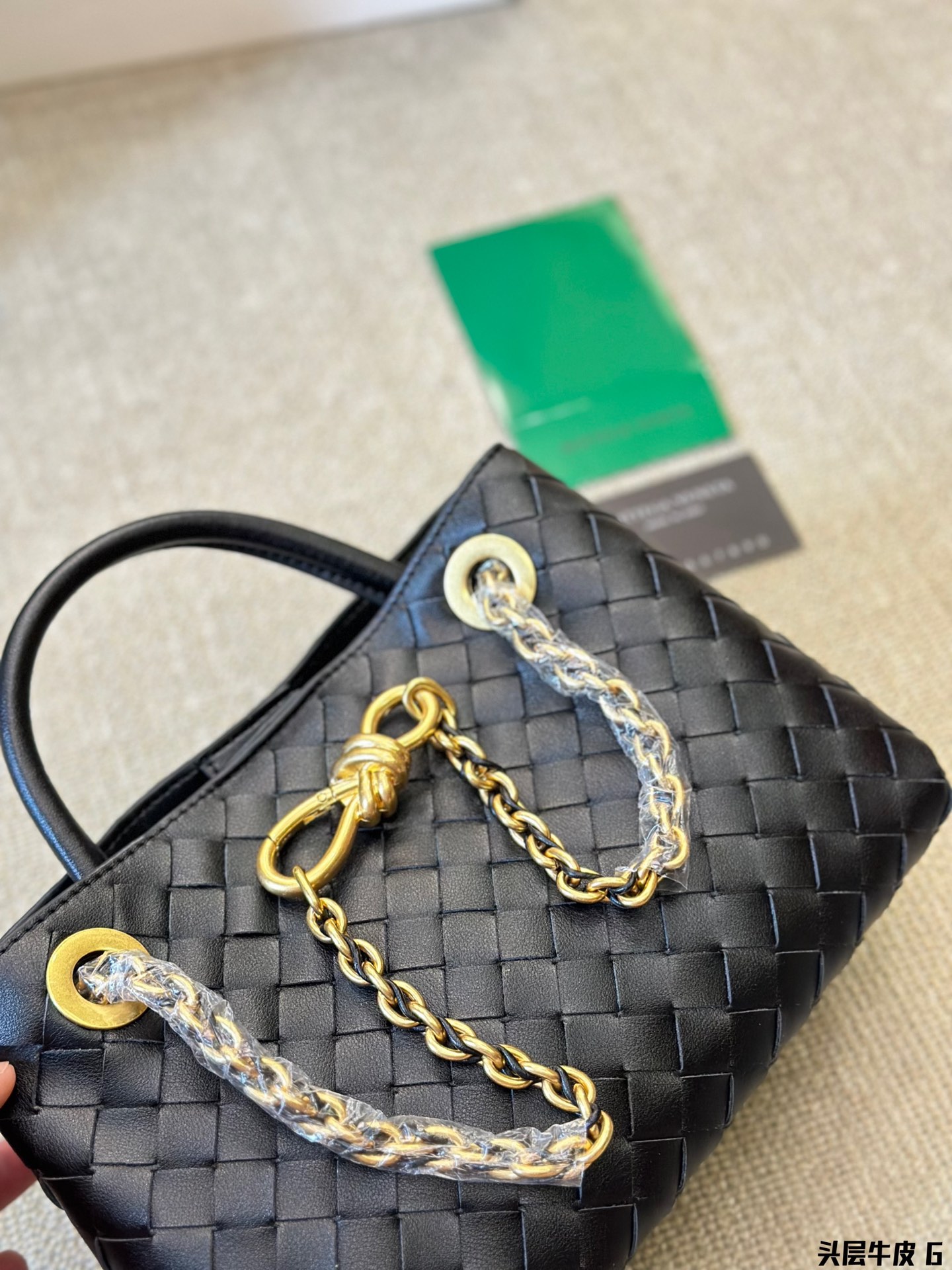 头层牛皮 p250 Bottega veneta Bv高级 Cassette手袋 编织托特包 新款，简洁的线条，柔软的包身，并且相当实用，街头巷尾它的身影无处不在，牛皮🐂 也成为经典款IT bag之一 万众追，这款包一出就风靡全球 流行，如今粉丝群依然很强大，因为它实在太衬托气质了，包再多也要给自己留一个！尺寸：28 22cm